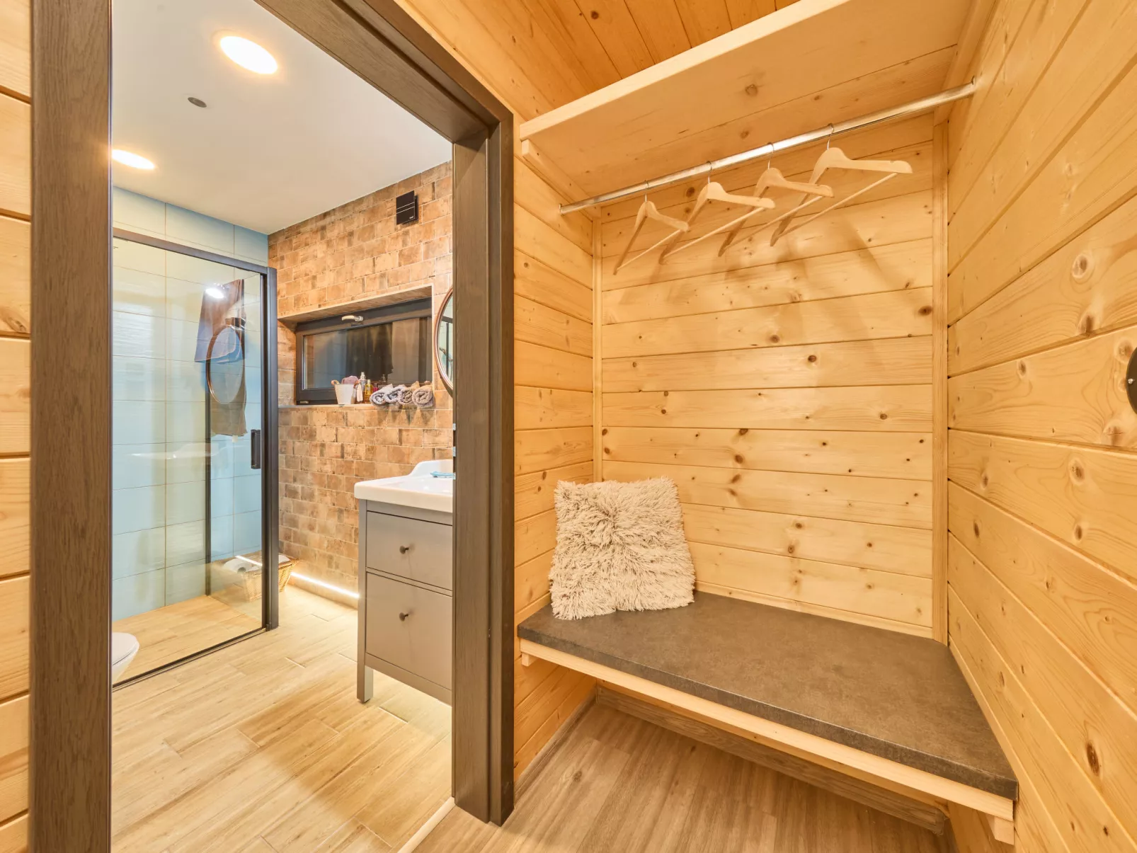 Luxe Timber Lodge & Pet Retreat-Binnen