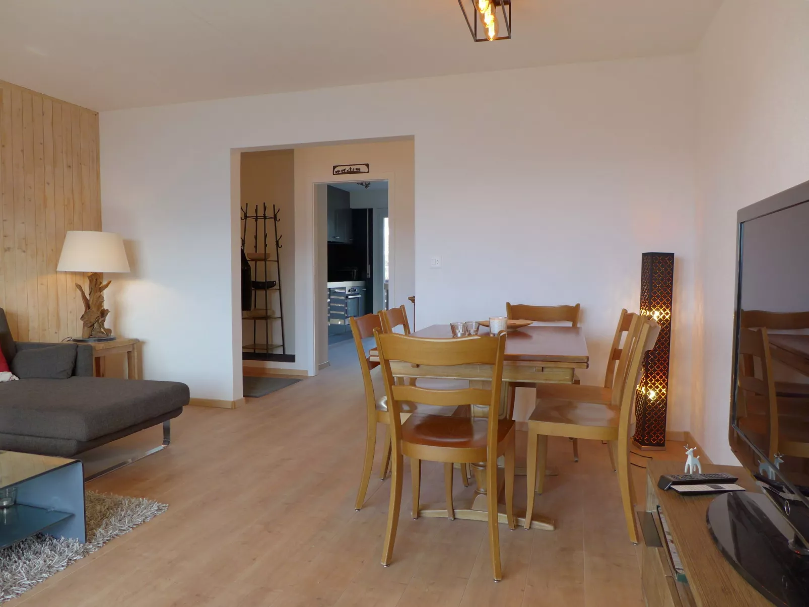 Europa Ouest / APT 74-Binnen