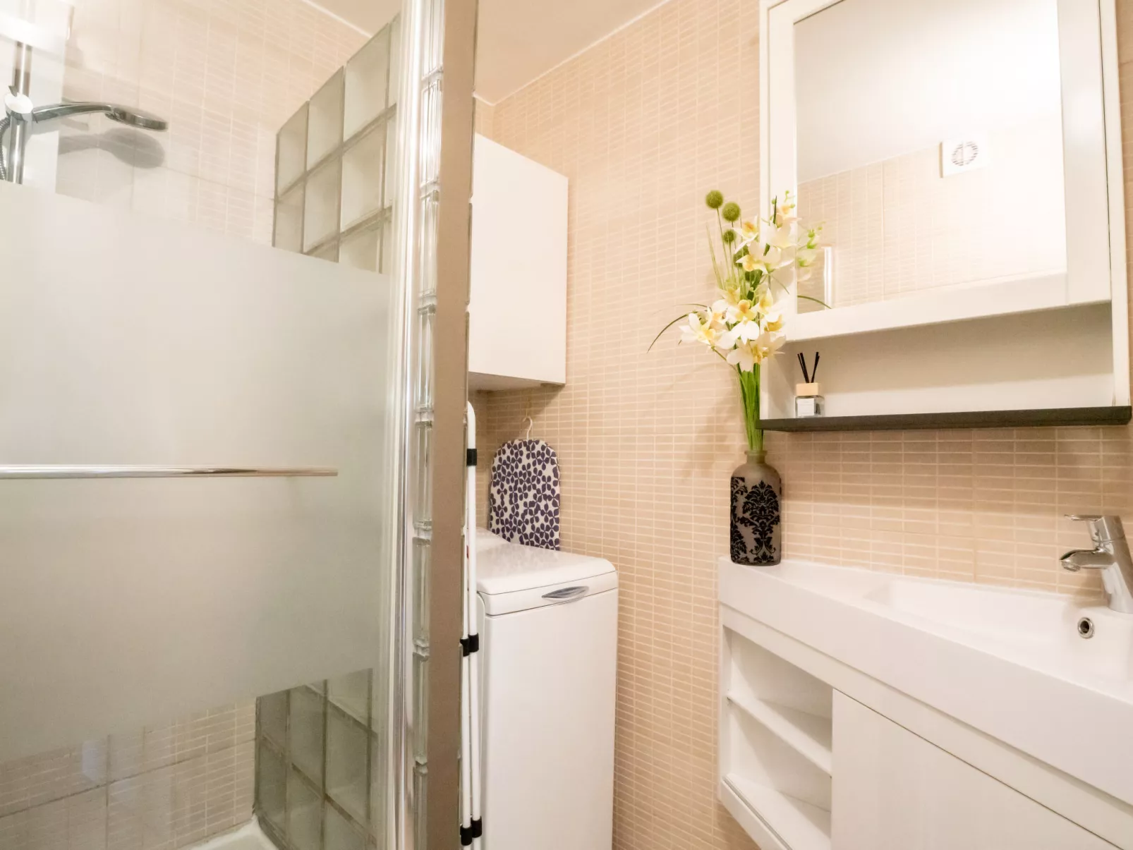 Giuliott with parking and shared pool-Binnen