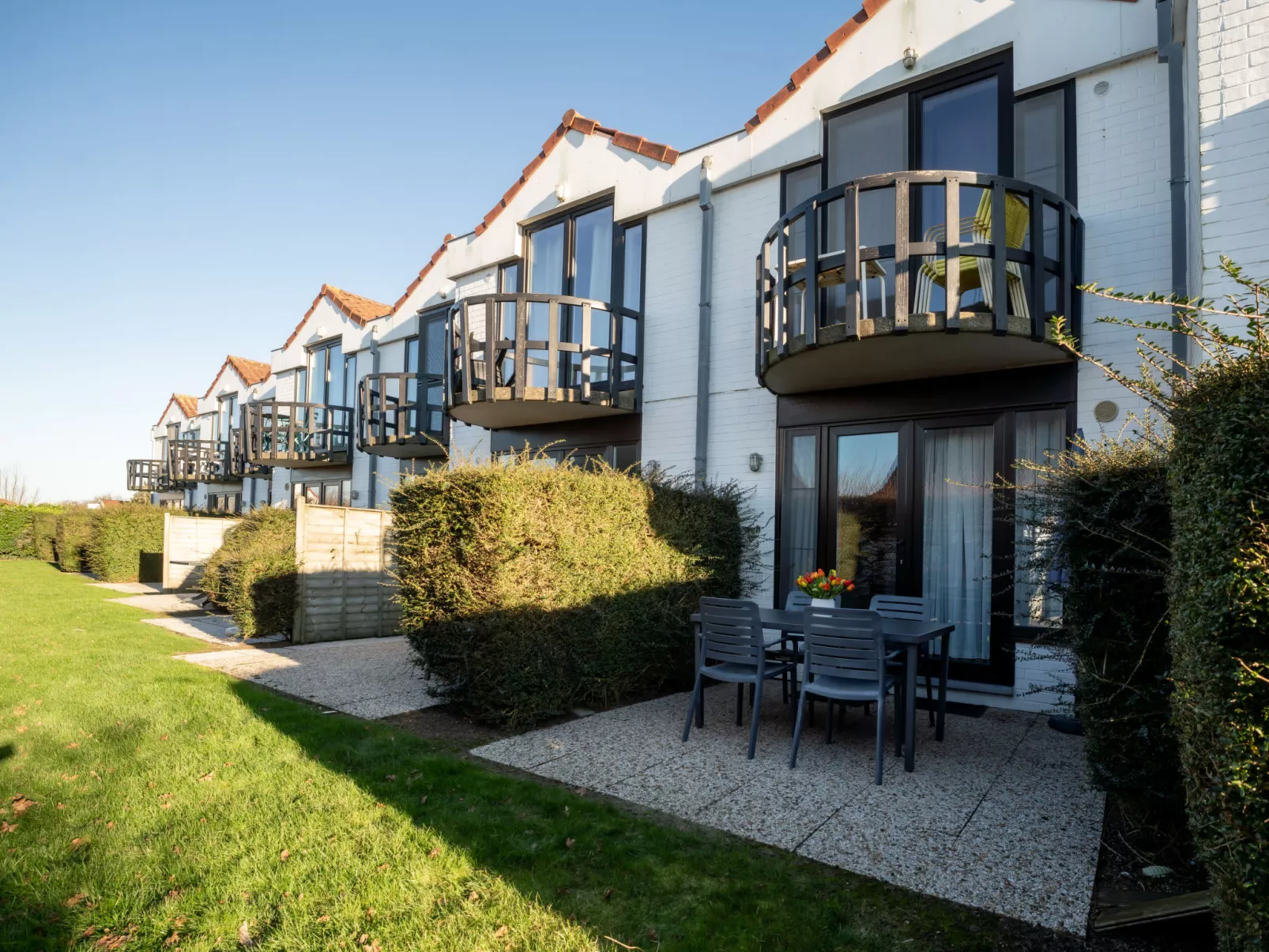 Giuliott with parking and shared pool-Buiten