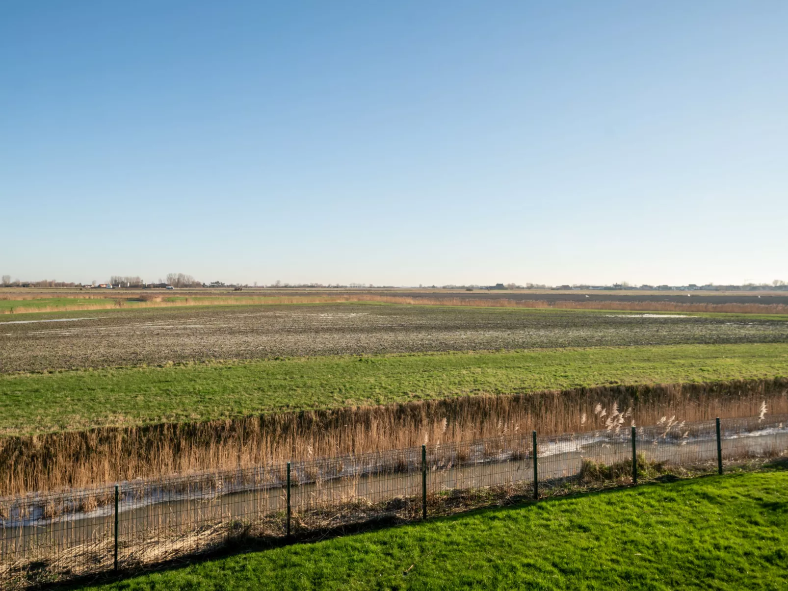 Giuliott with parking and shared pool-Buiten