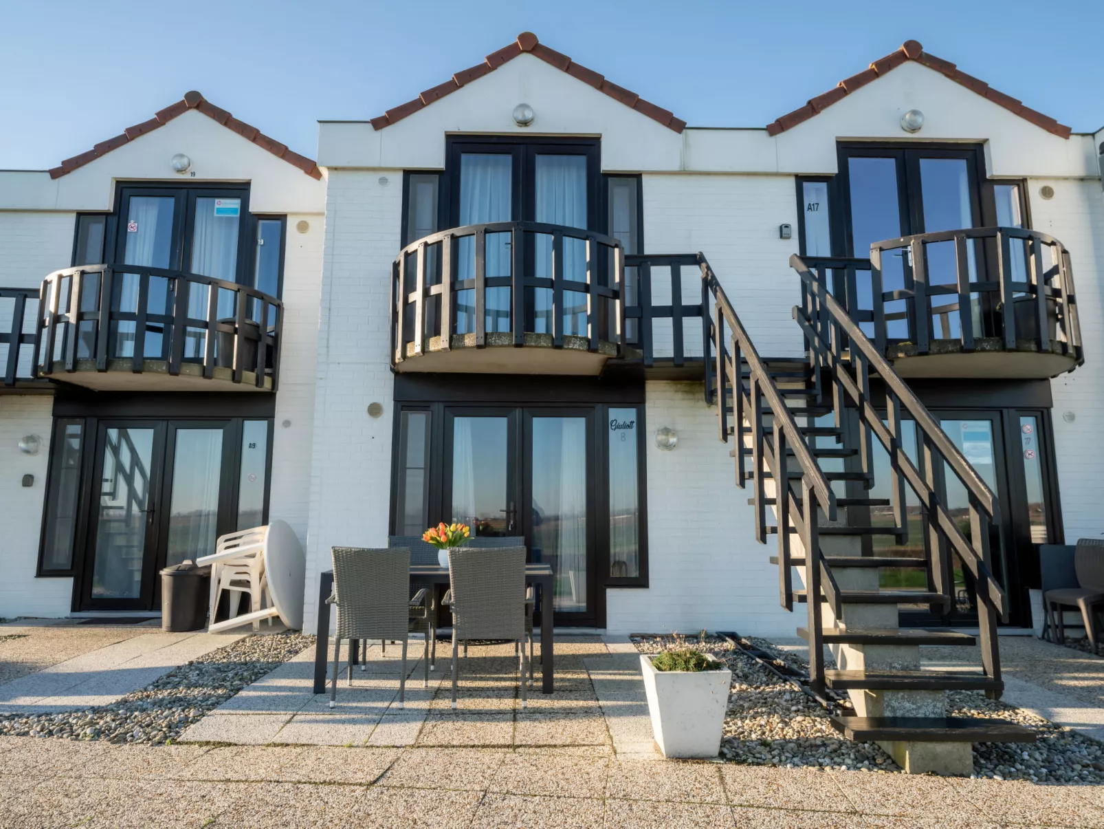 Giuliott with parking and shared pool-Buiten