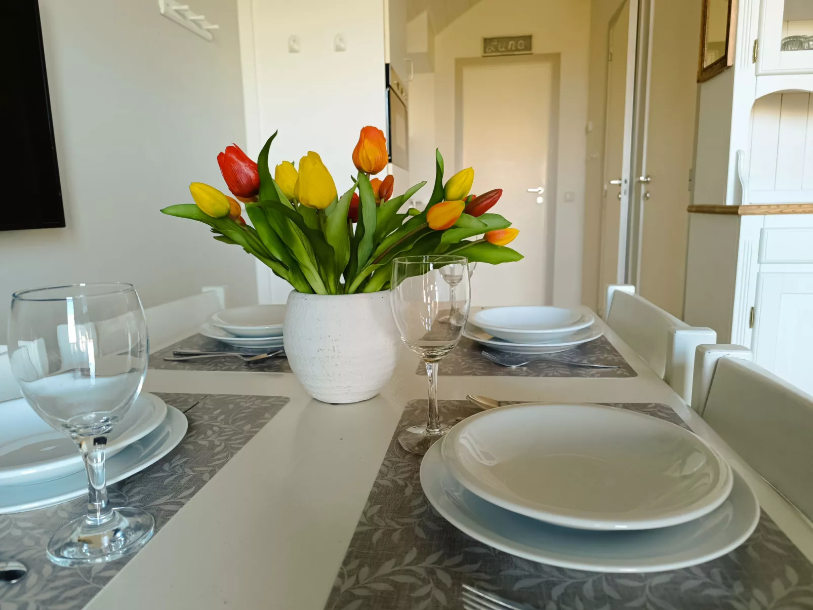 Luna with parking and shared pool-Binnen