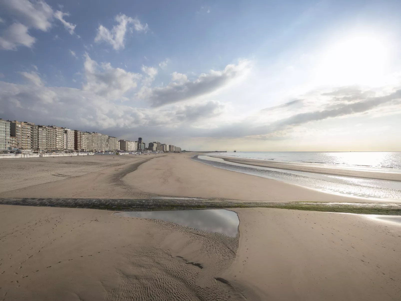 Lovely La Marée with lateral sea view-Buiten