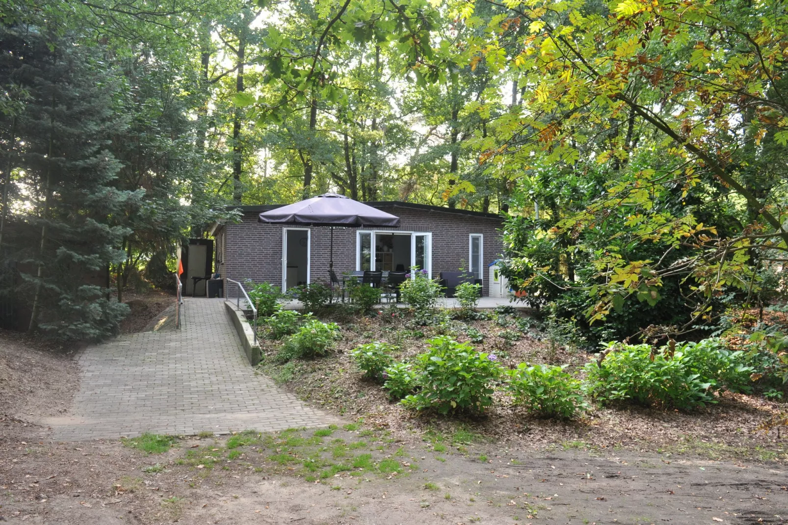 Dorpswoning In het Bos-Buitenkant zomer