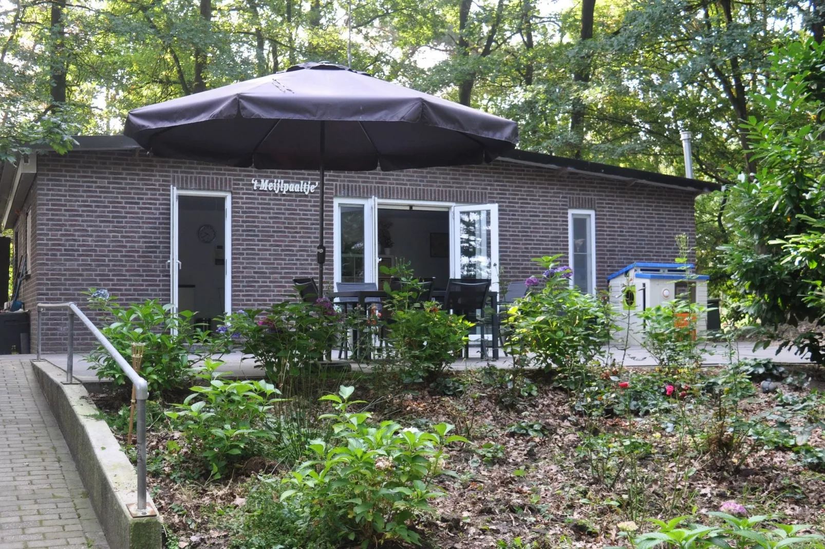 Dorpswoning In het Bos-Buitenkant zomer