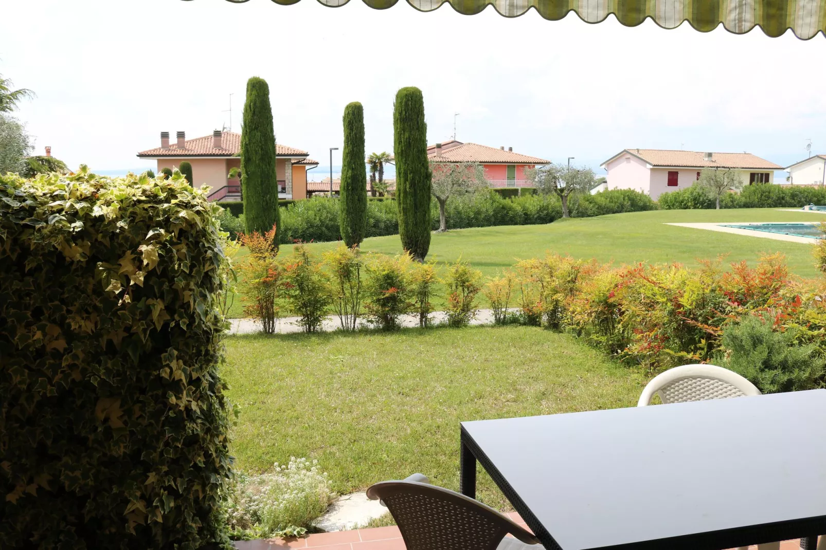 Vakantieappartement in Lazise, op de begane grond, met terras en zwembad.-Uitzicht zomer