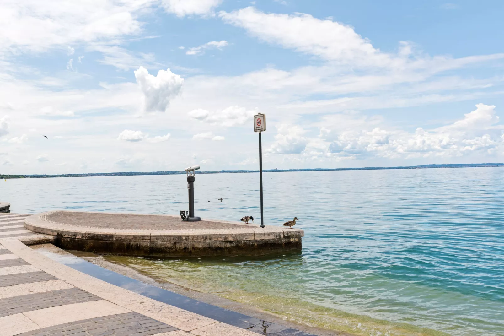 Vakantieappartement in Lazise, op de begane grond, met terras en zwembad.-Gebieden zomer 5km