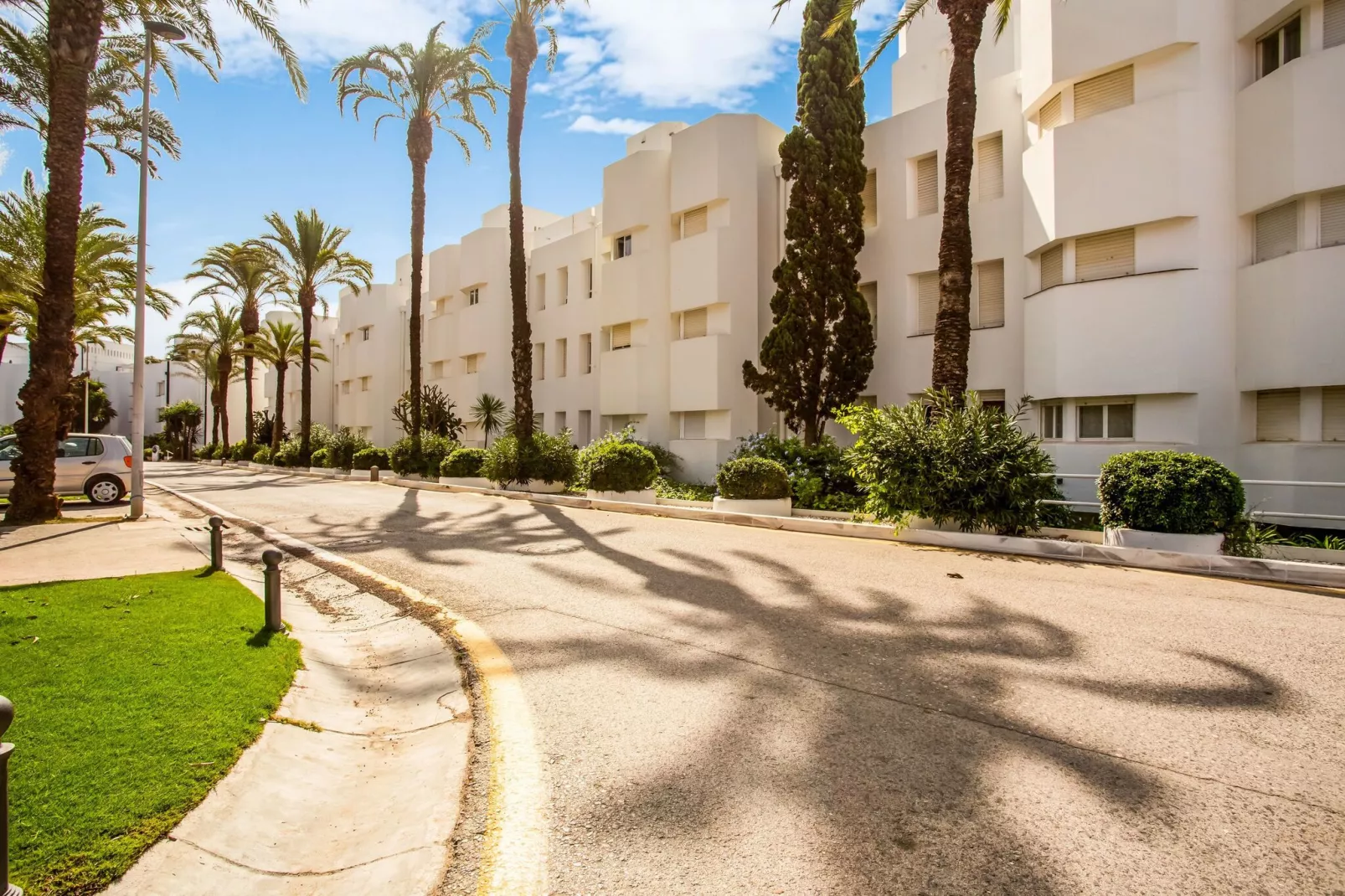 PRECIOSO APARTAMENTO CON VISTAS EN SOTOGRANDE-Buitenkant zomer