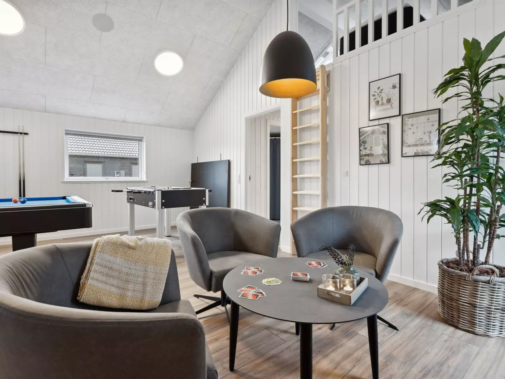 "Indira" - 3.5km from the sea-Binnen