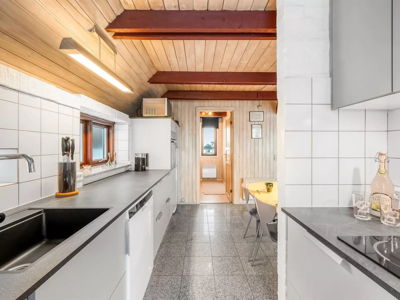 "Frithbjorn" - 50m from the sea-Binnen