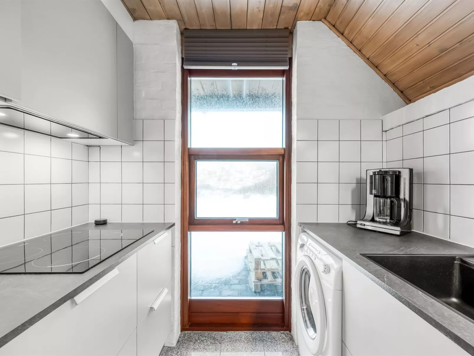 "Frithbjorn" - 50m from the sea-Binnen