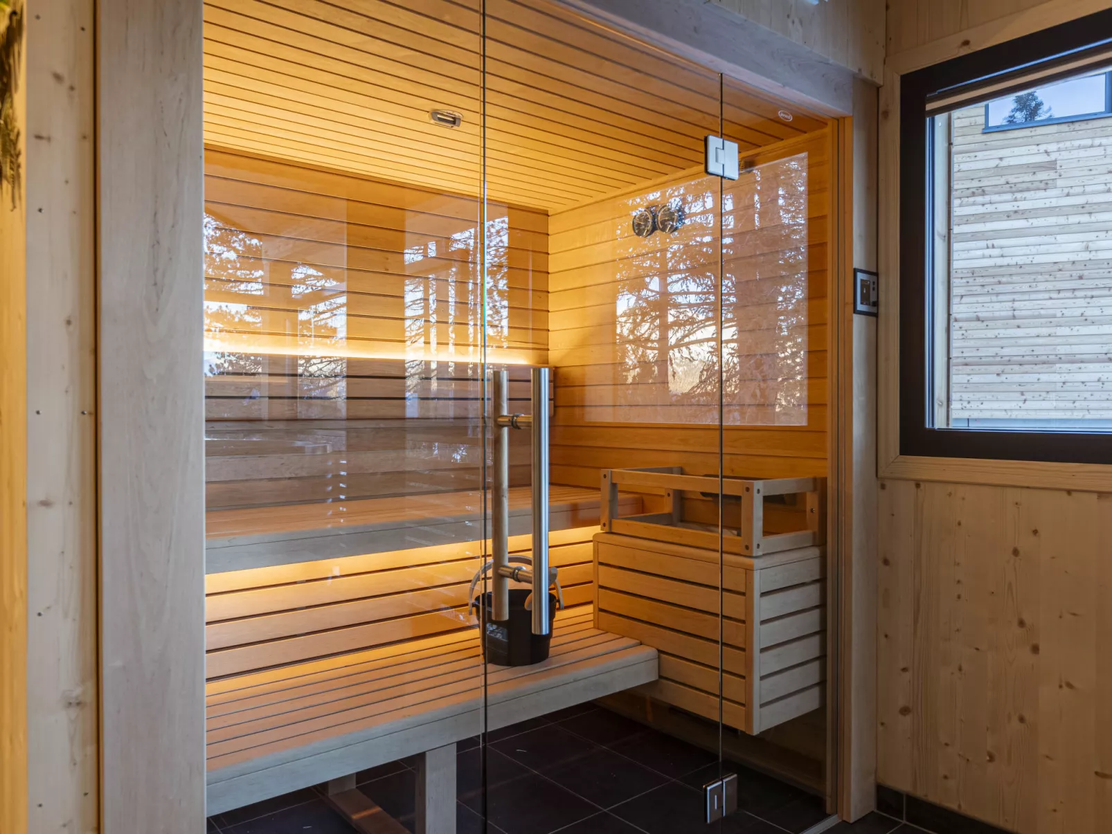 Superior # 4 mit Sauna & Hot Tub-Binnen