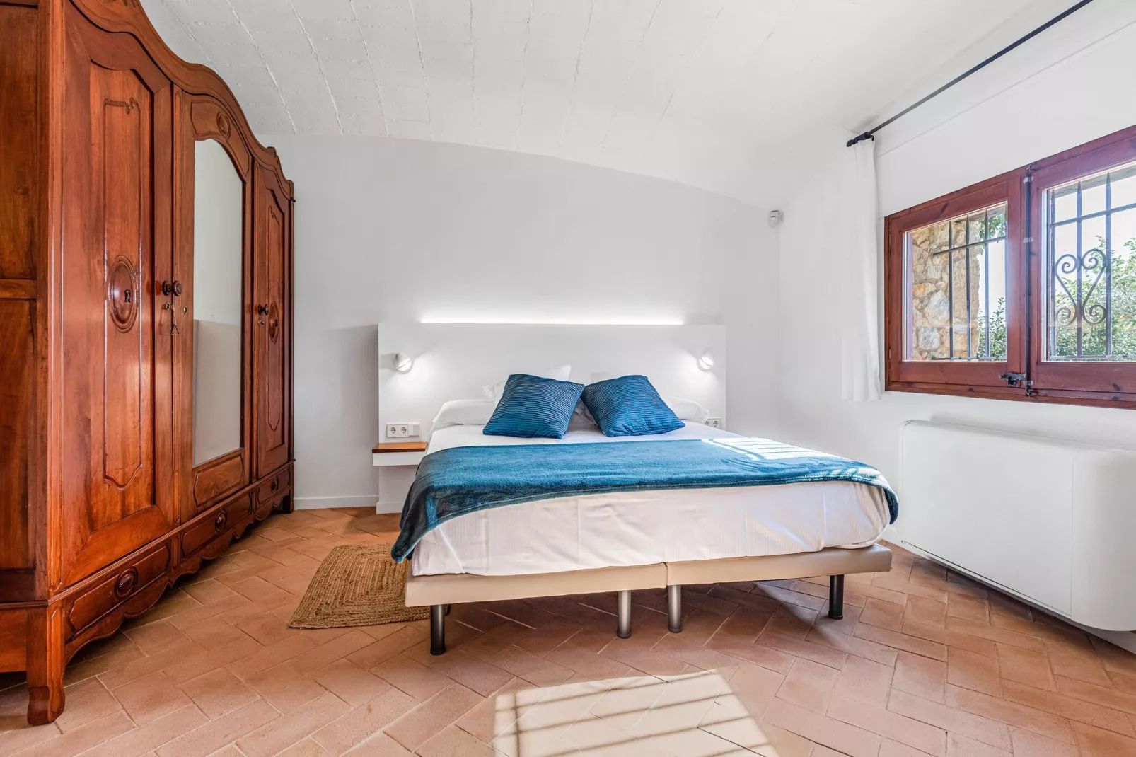 Casa con piscina en Vulpellac-Slaapkamer