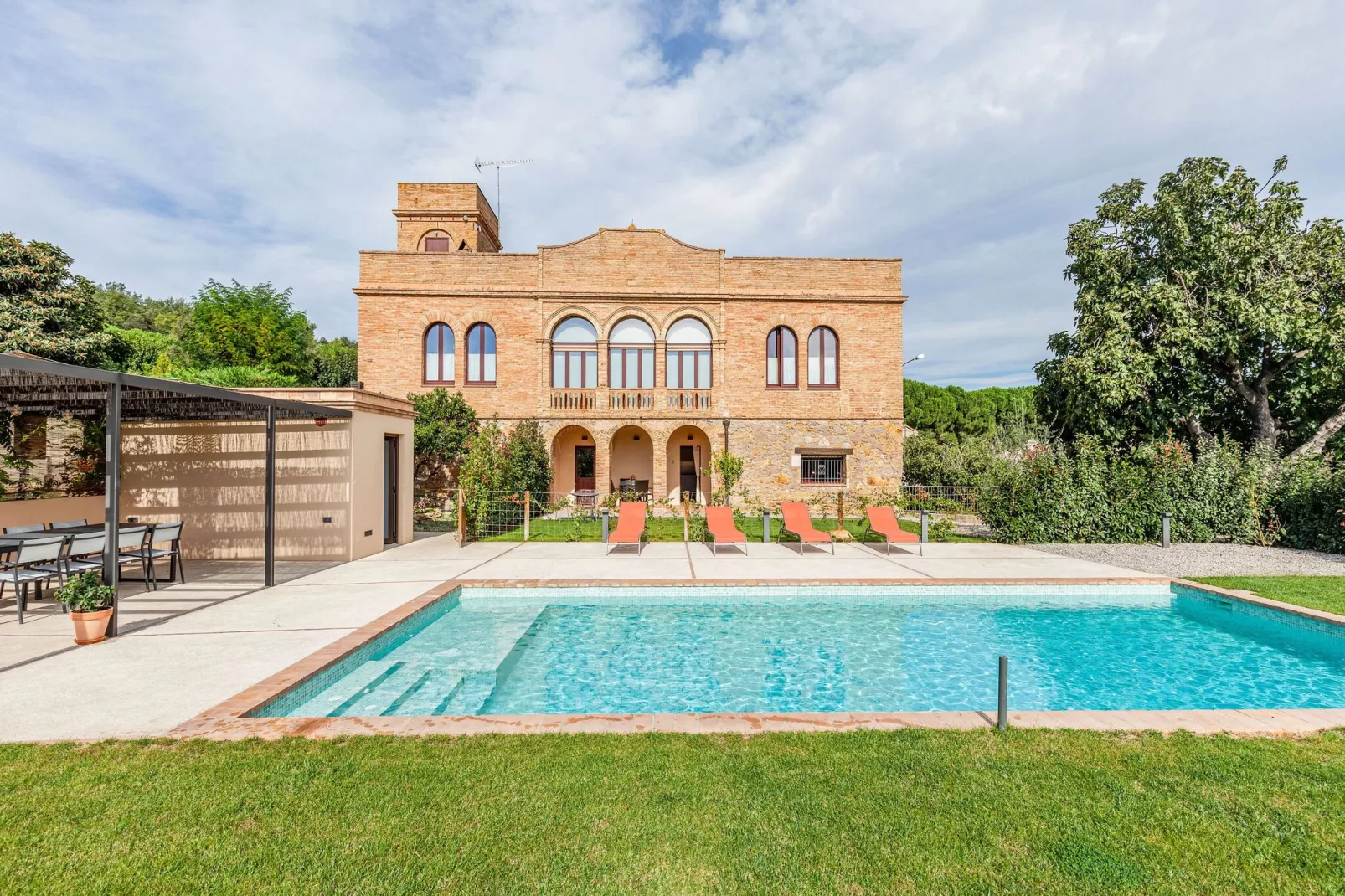 Bonita casa con piscina en Vulpellac-Buitenkant zomer