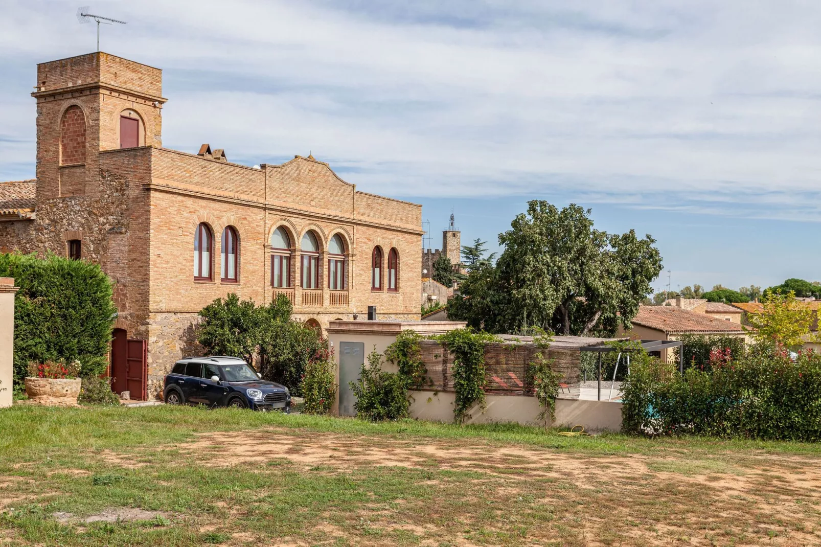 Casa con piscina en Vulpellac-Buitenkant zomer