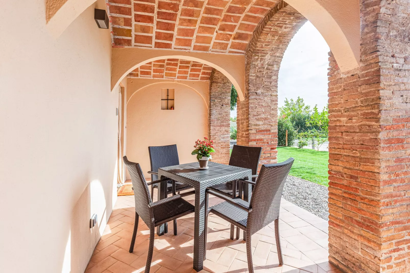 Bonita casa con piscina en Vulpellac-Terrasbalkon