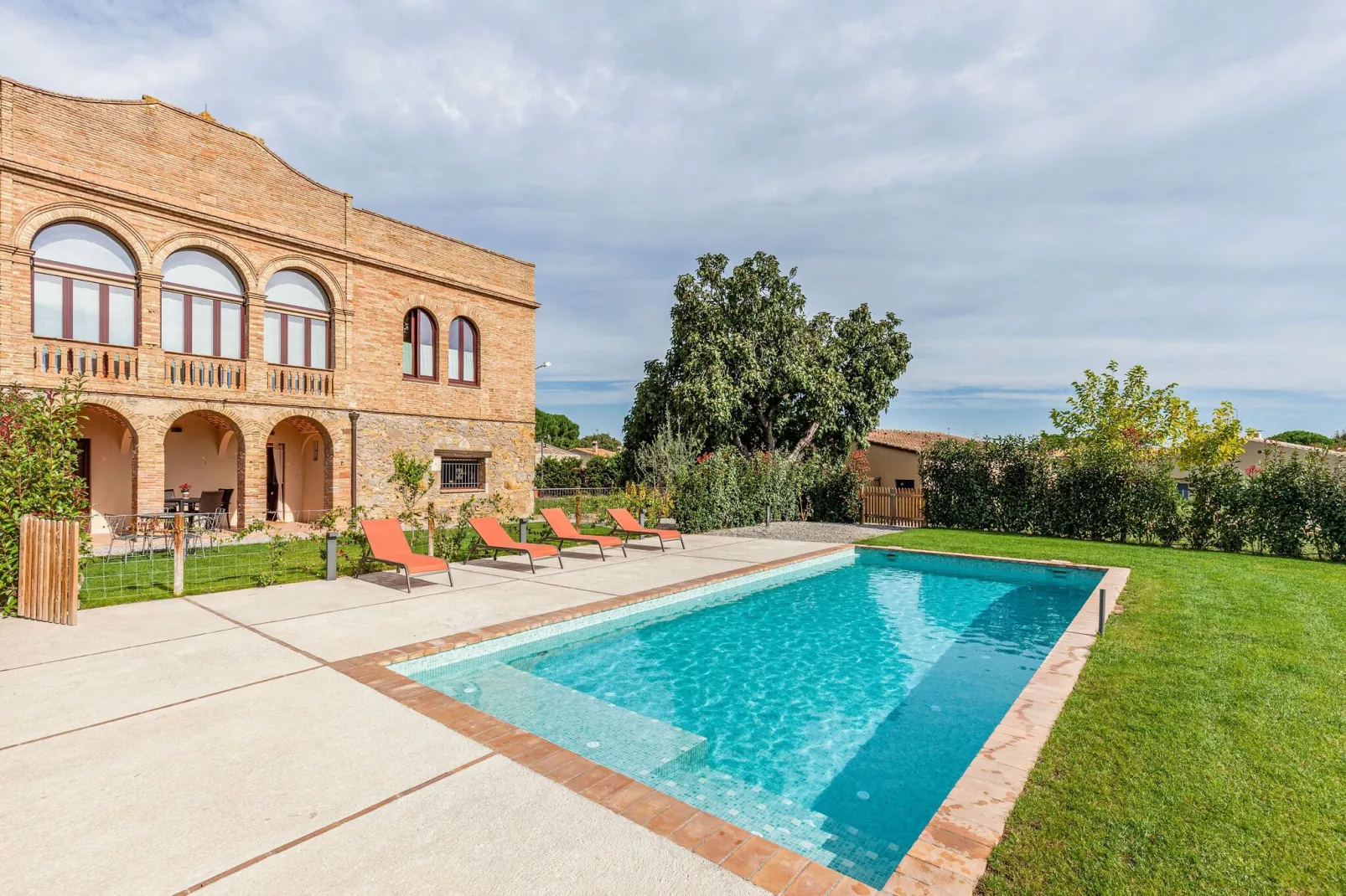 Bonita casa con piscina en Vulpellac-Zwembad