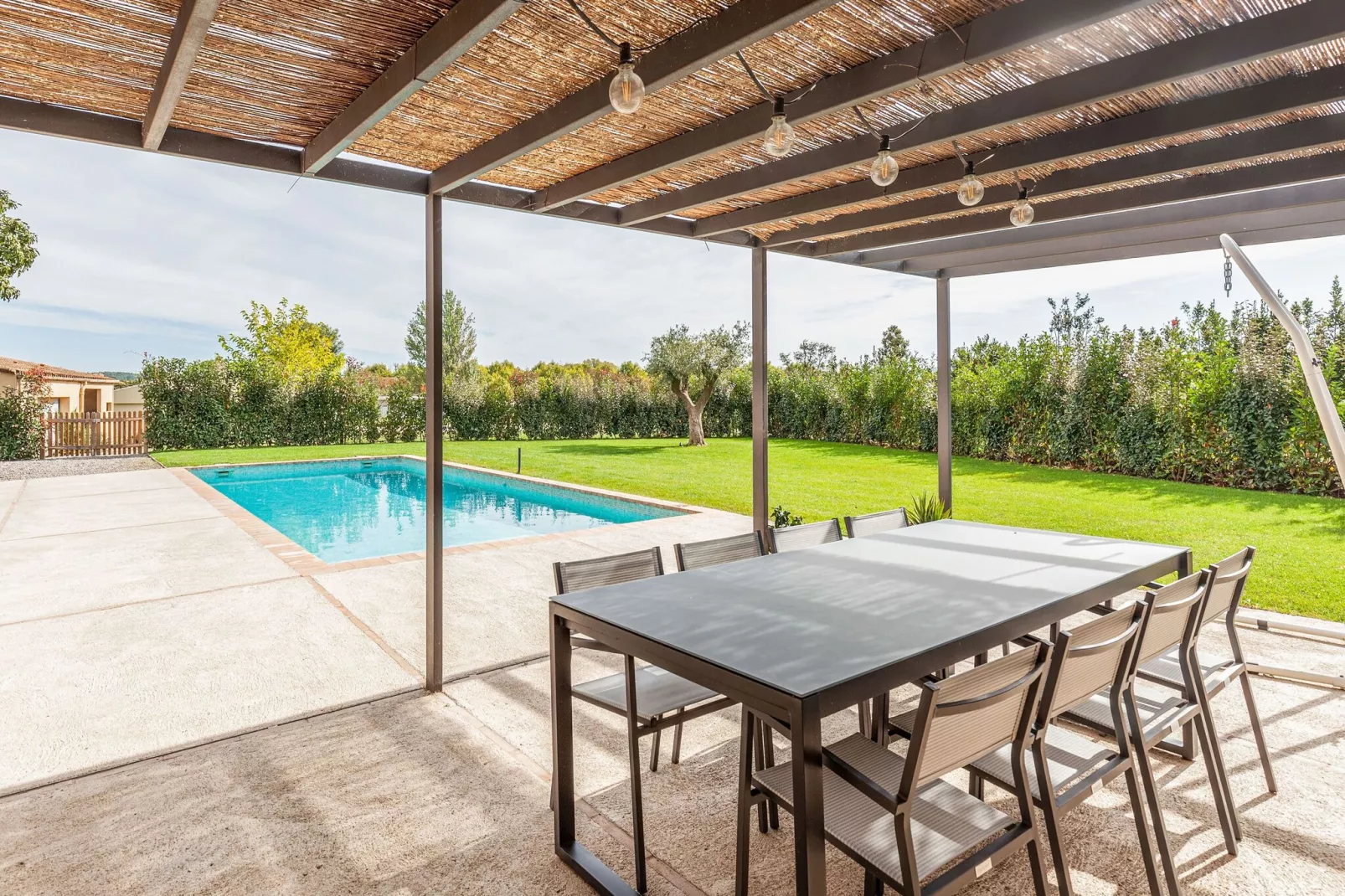 Bonita casa con piscina en Vulpellac-Zwembad