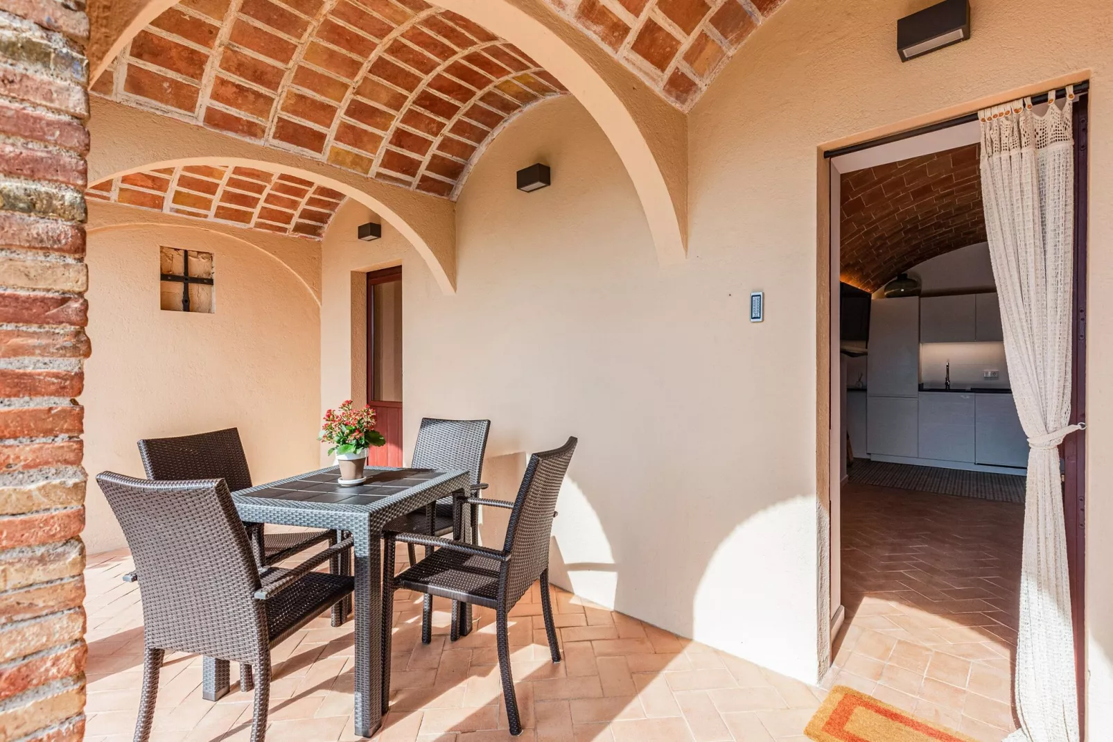 Casa con piscina en Vulpellac-Terrasbalkon
