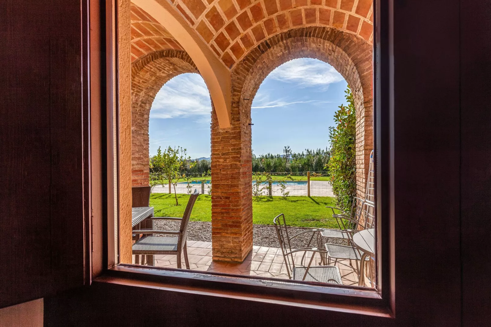 Bonita casa con piscina en Vulpellac-Uitzicht zomer