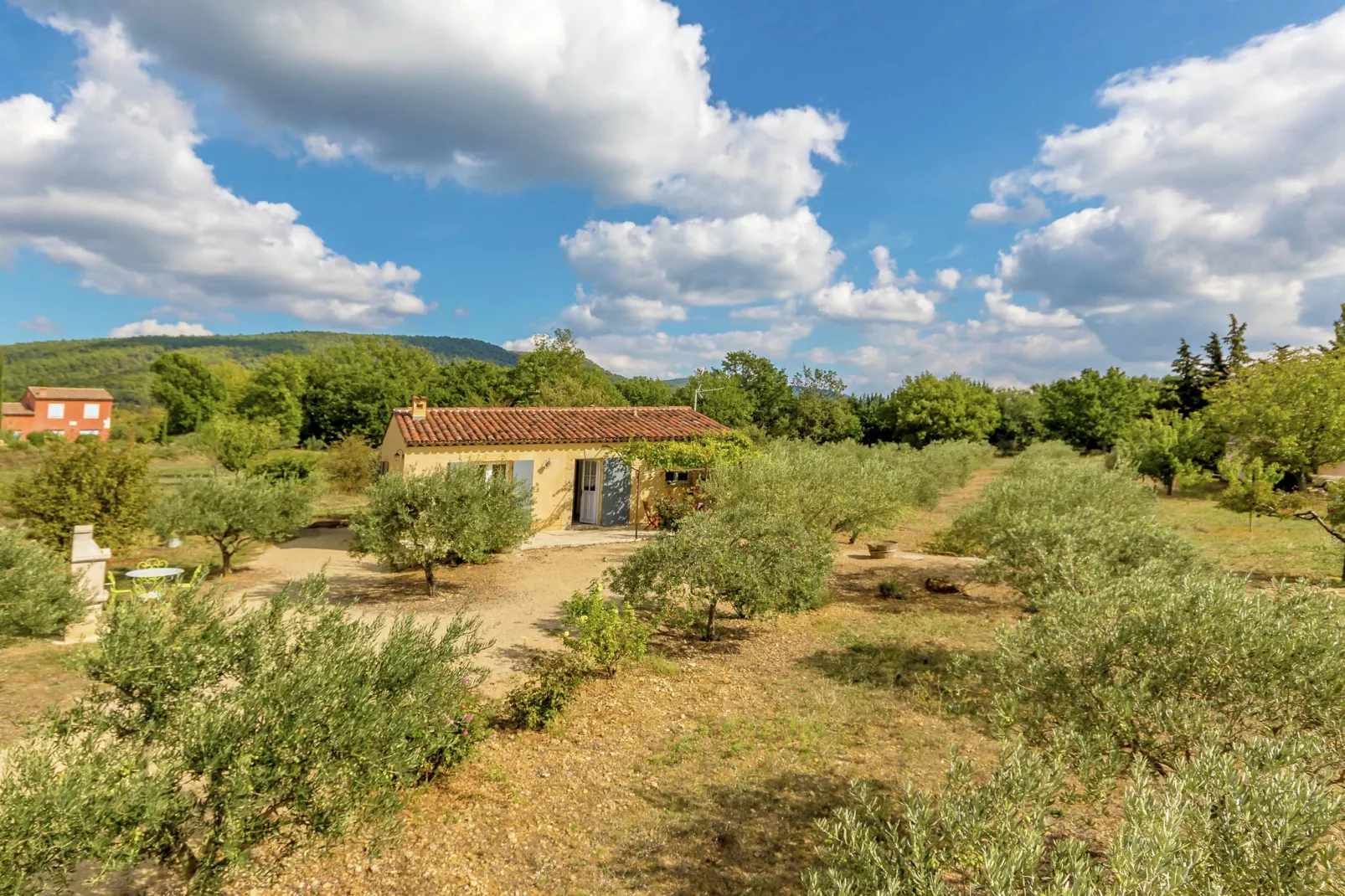 Maison de vacances Aups-Buitenkant zomer