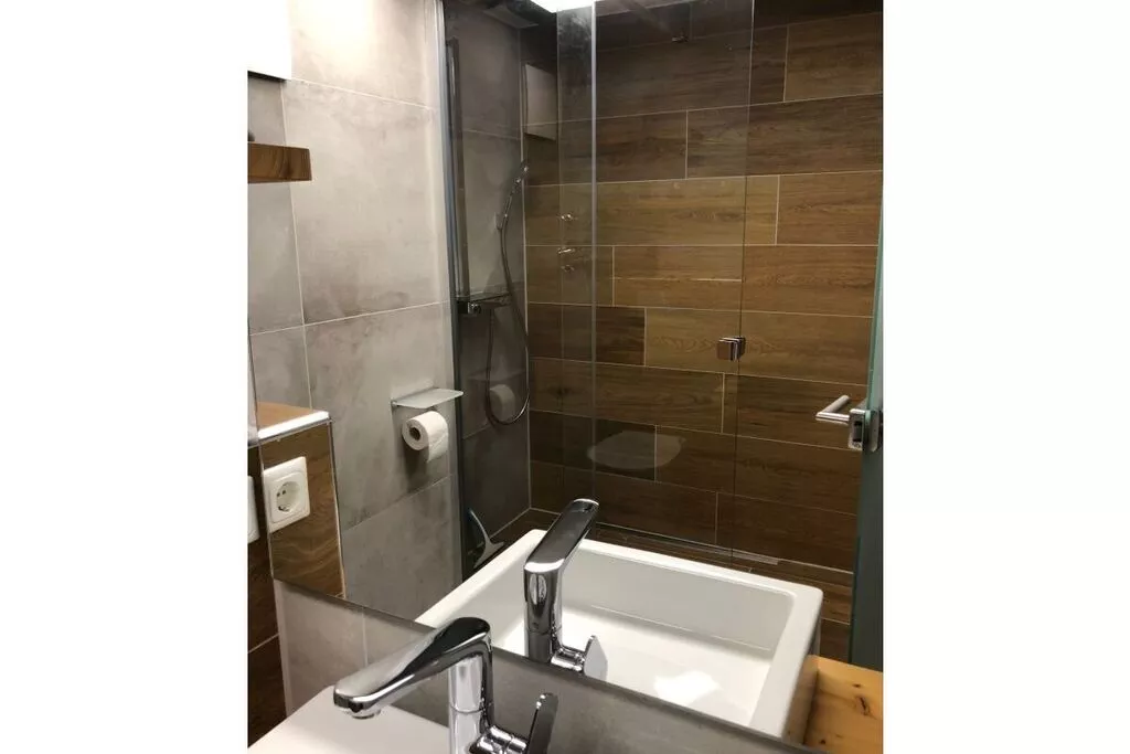 275444-Badkamer