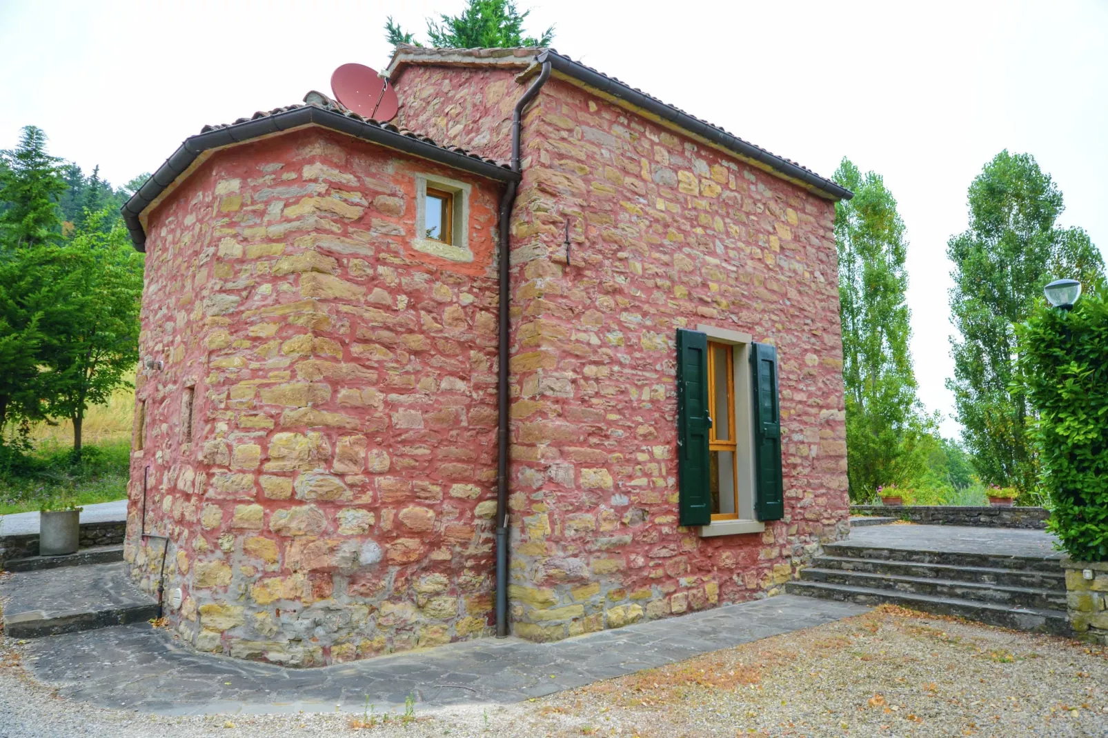 Romantisch mini-appartement in voormalig kerkje, zwembad, panoramisch uitzicht-Buitenkant zomer