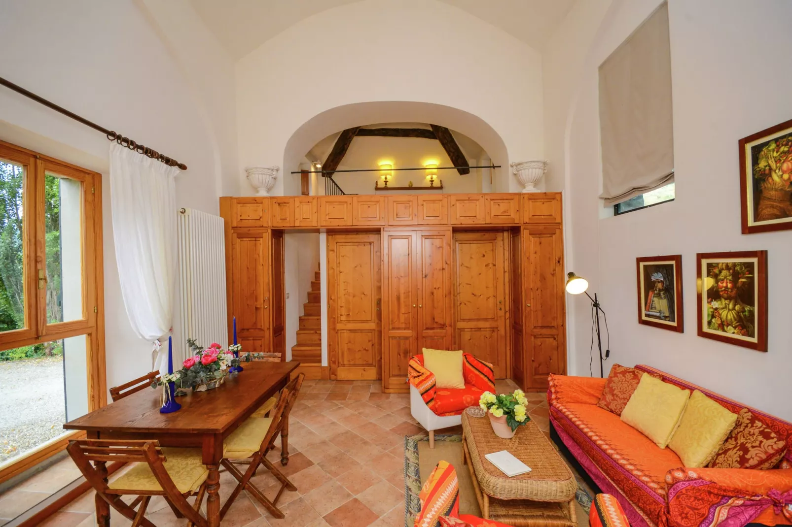 Romantisch mini-appartement in voormalig kerkje, zwembad, panoramisch uitzicht-Woonkamer