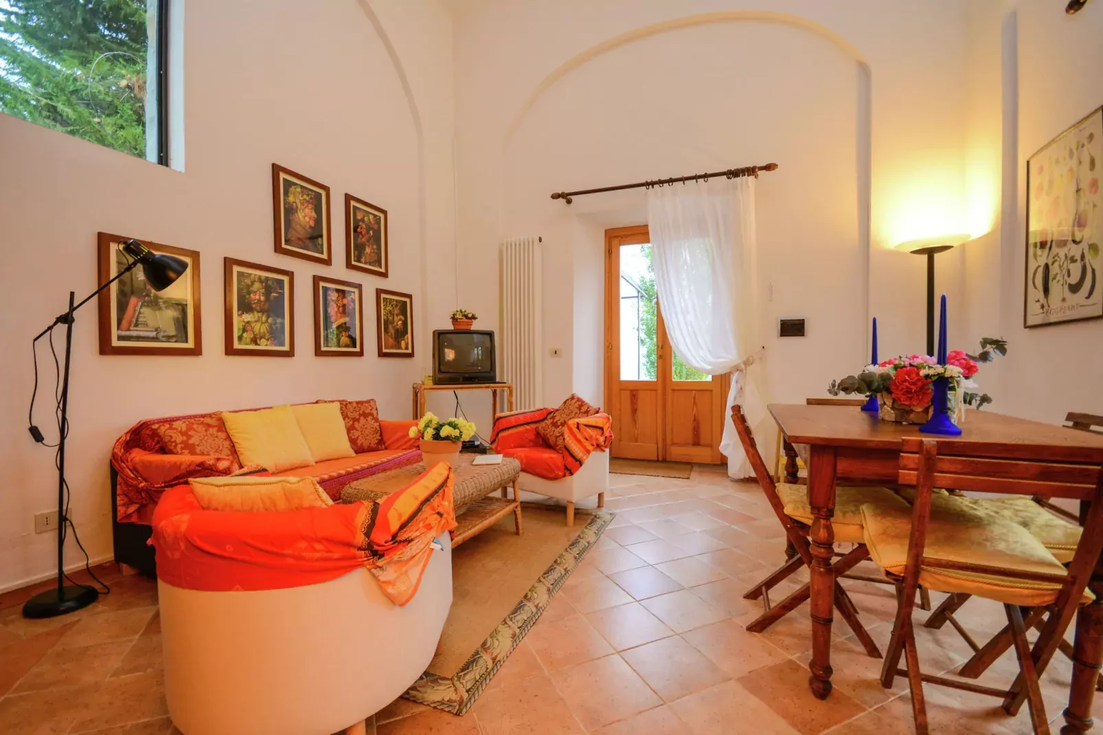 Romantisch mini-appartement in voormalig kerkje, zwembad, panoramisch uitzicht-Woonkamer