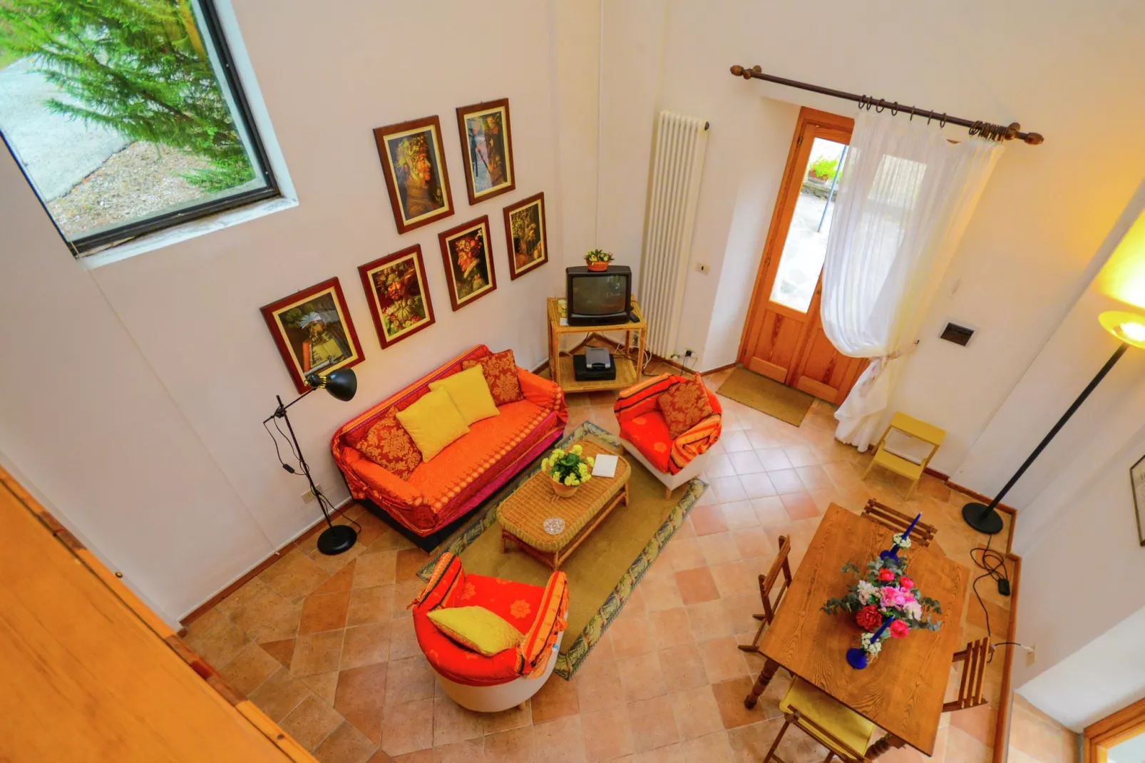 Romantisch mini-appartement in voormalig kerkje, zwembad, panoramisch uitzicht-Woonkamer