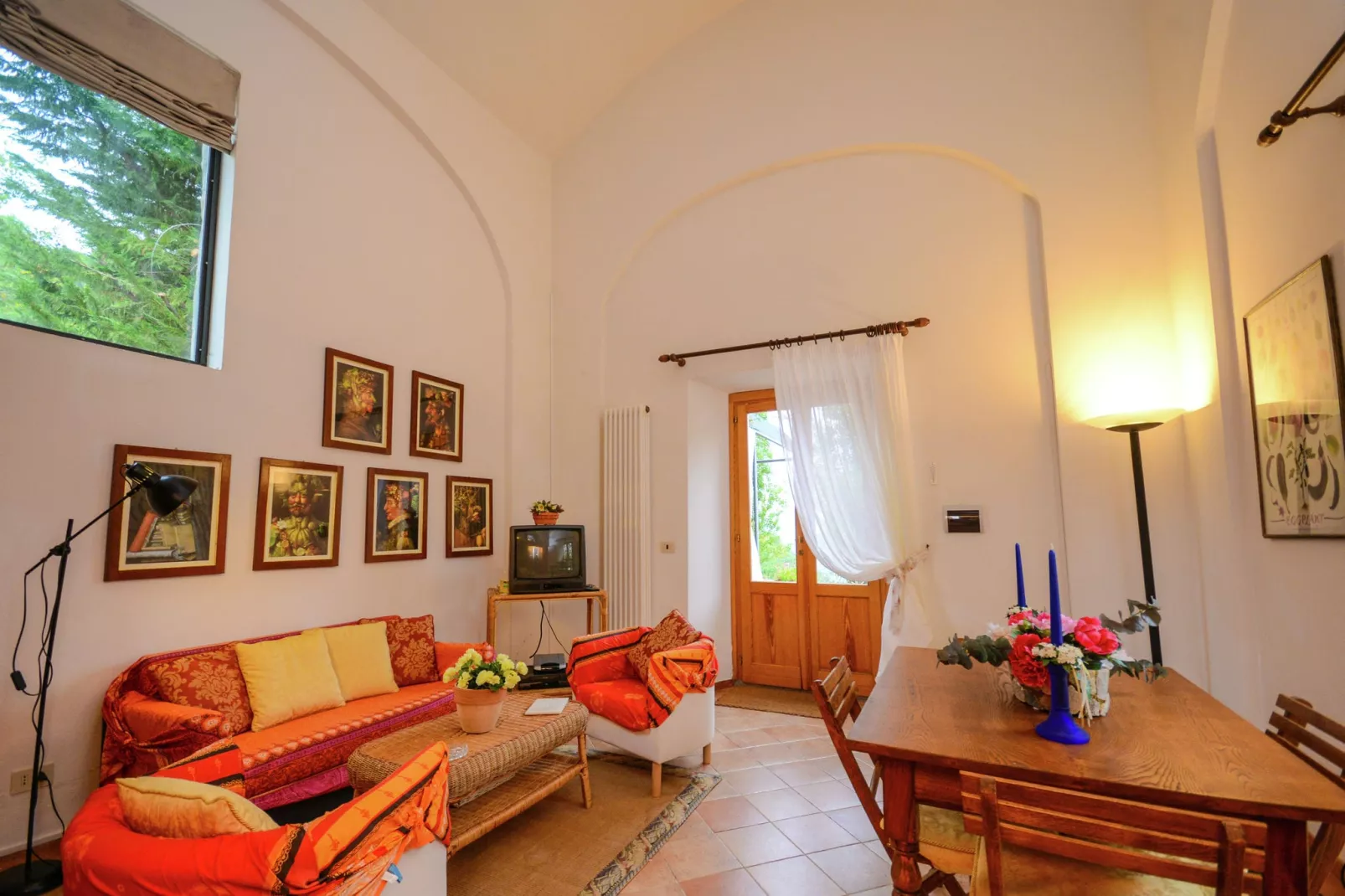 Romantisch mini-appartement in voormalig kerkje, zwembad, panoramisch uitzicht-Eetkamer
