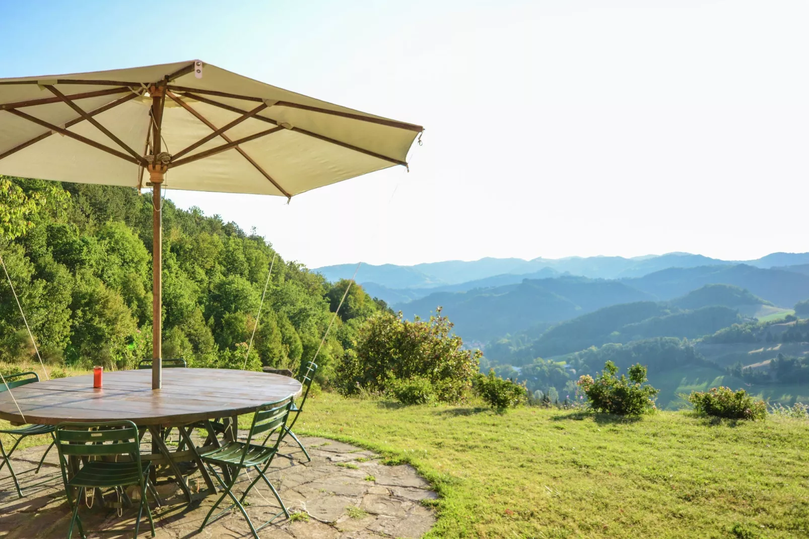 Villa-appartement met zwembad en panoramisch uitzicht over de Apennijnen-Uitzicht zomer