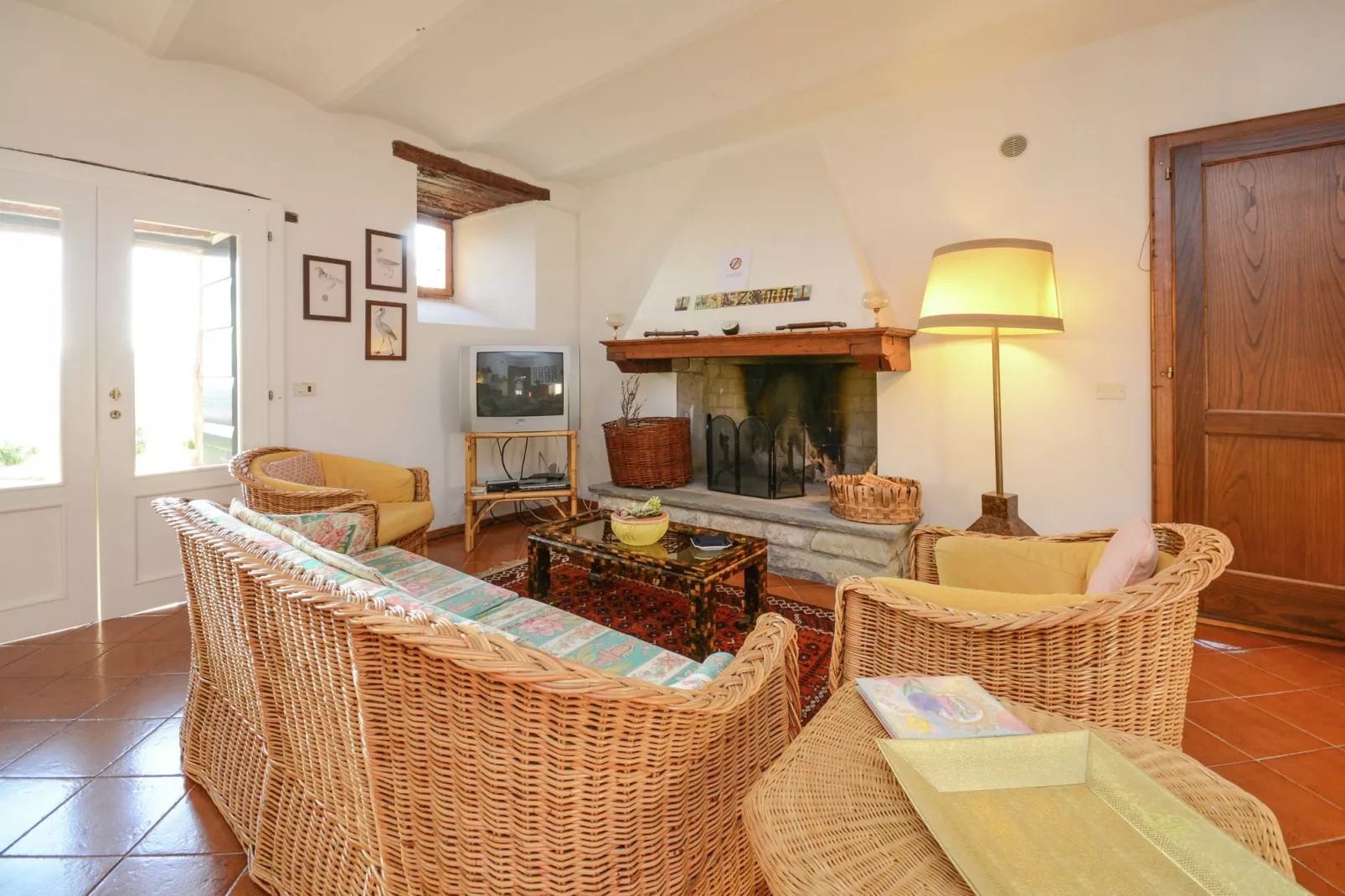 Villa-appartement met zwembad en panoramisch uitzicht over de Apennijnen-Woonkamer