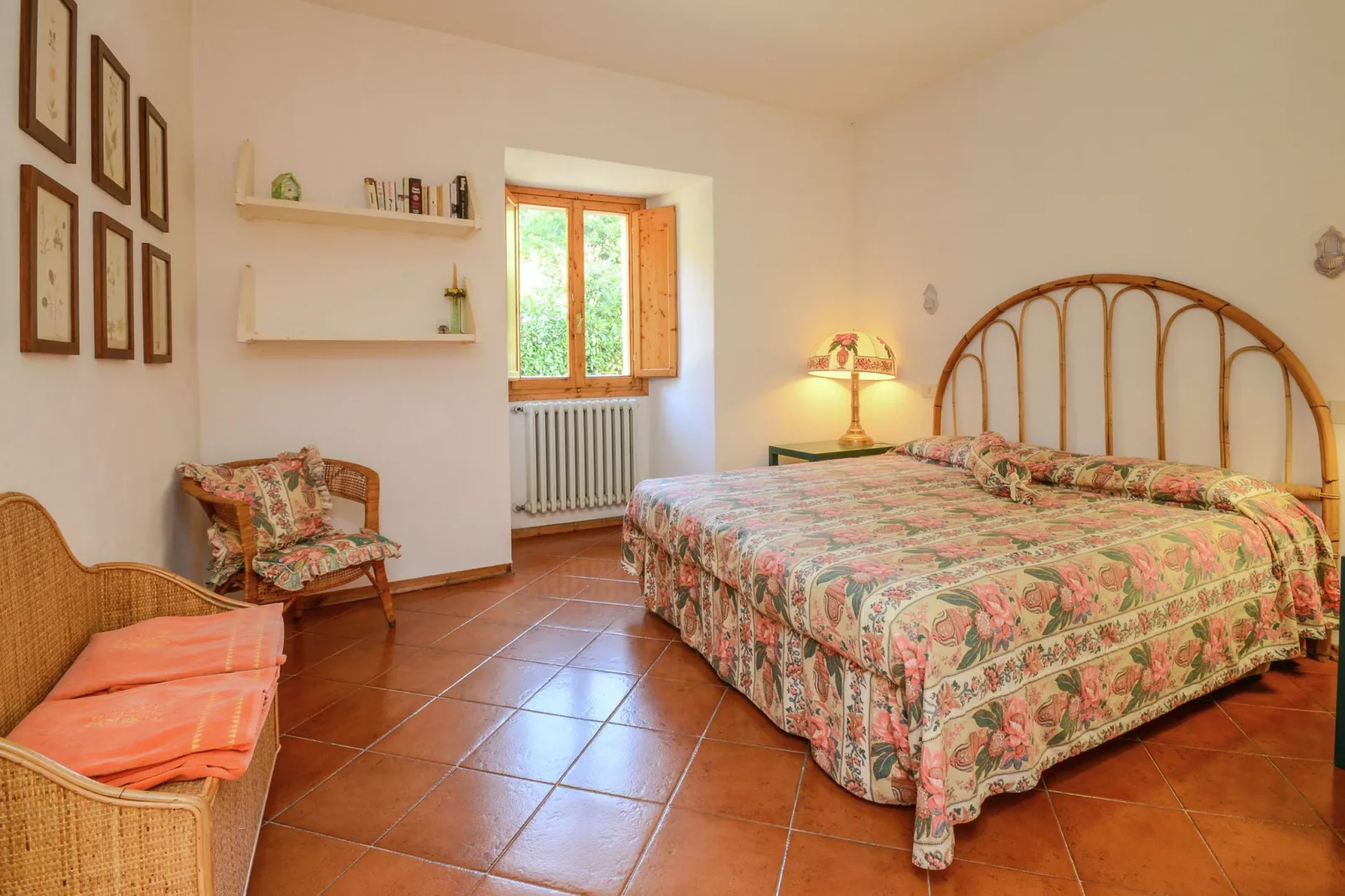 Villa-appartement met zwembad en panoramisch uitzicht over de Apennijnen-Slaapkamer