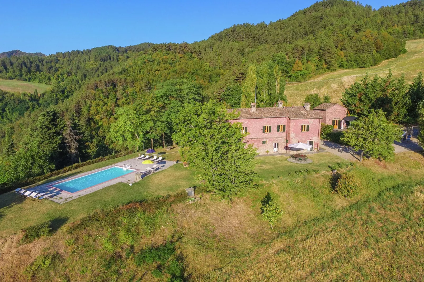 Villa-appartement met zwembad en panoramisch uitzicht over de Apennijnen-Buitenkant zomer