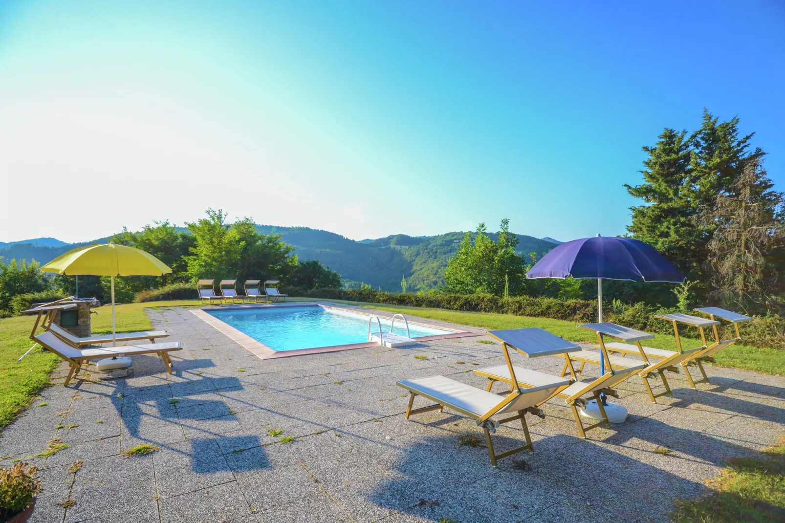 Villa-appartement met zwembad en panoramisch uitzicht over de Apennijnen-Zwembad
