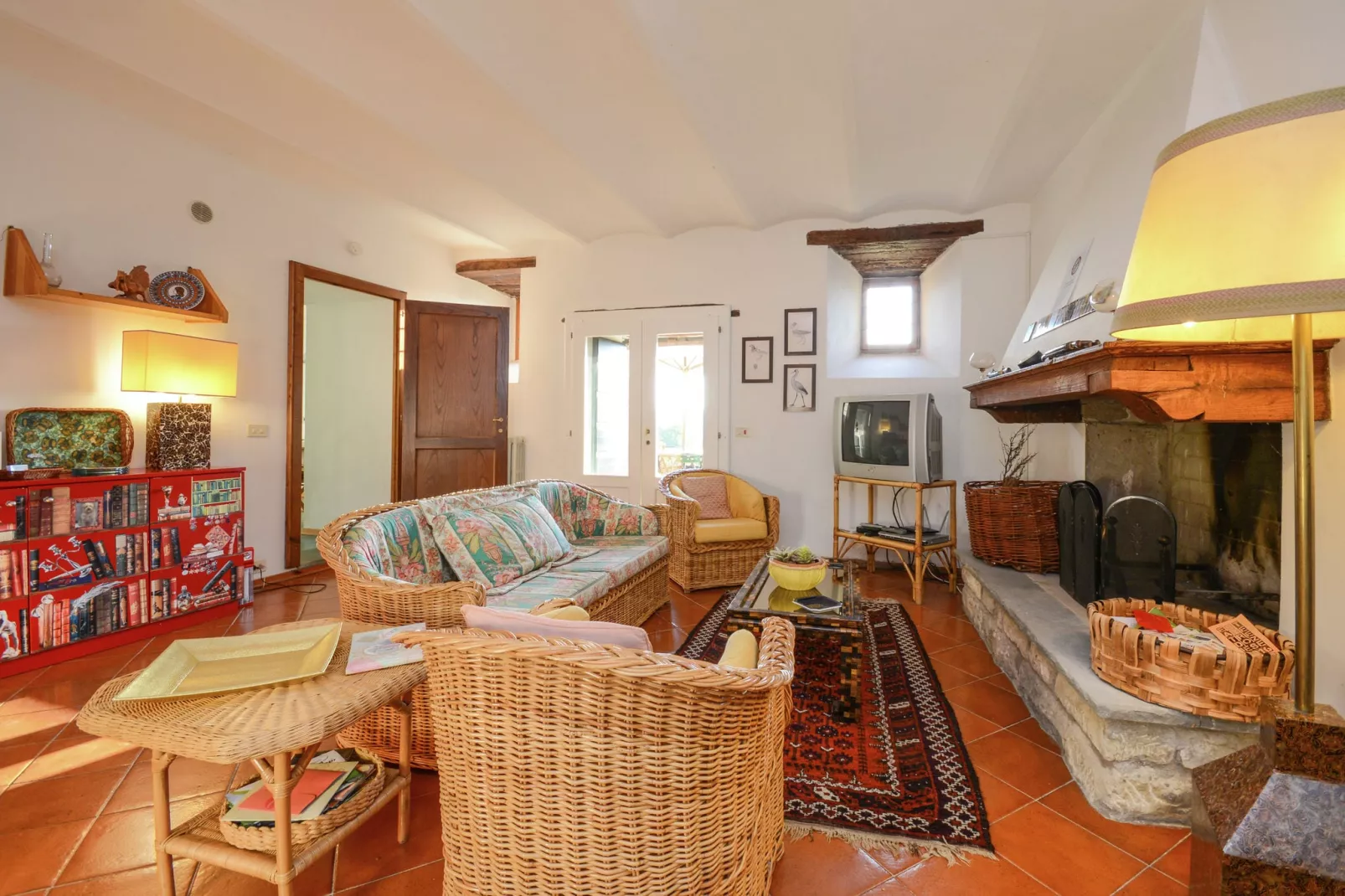 Villa-appartement met zwembad en panoramisch uitzicht over de Apennijnen-Woonkamer