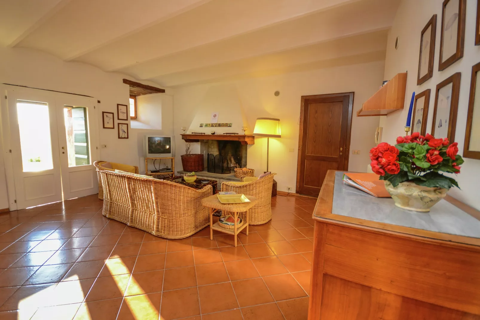 Villa-appartement met zwembad en panoramisch uitzicht over de Apennijnen-Woonkamer