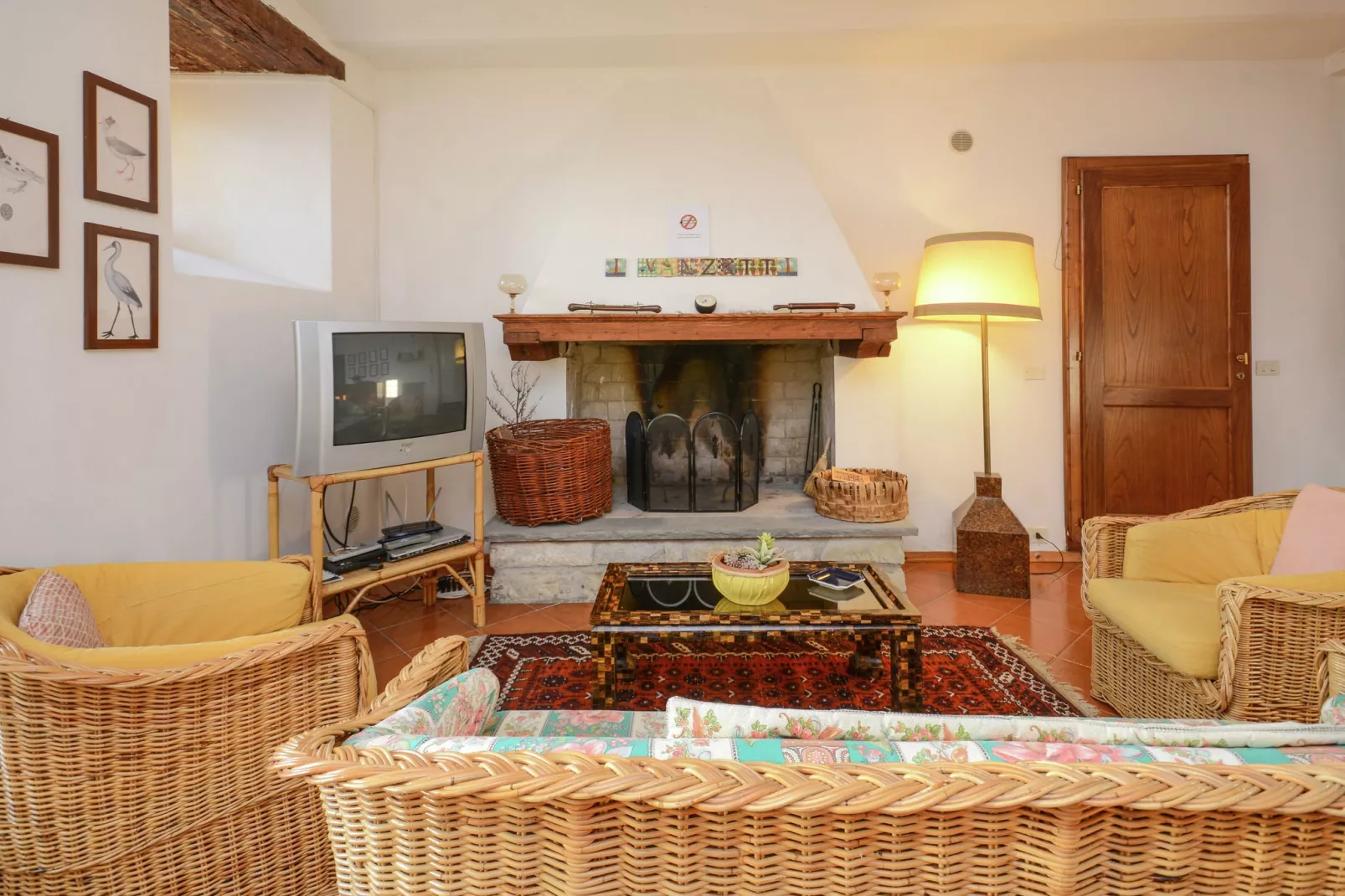 Villa-appartement met zwembad en panoramisch uitzicht over de Apennijnen-Woonkamer
