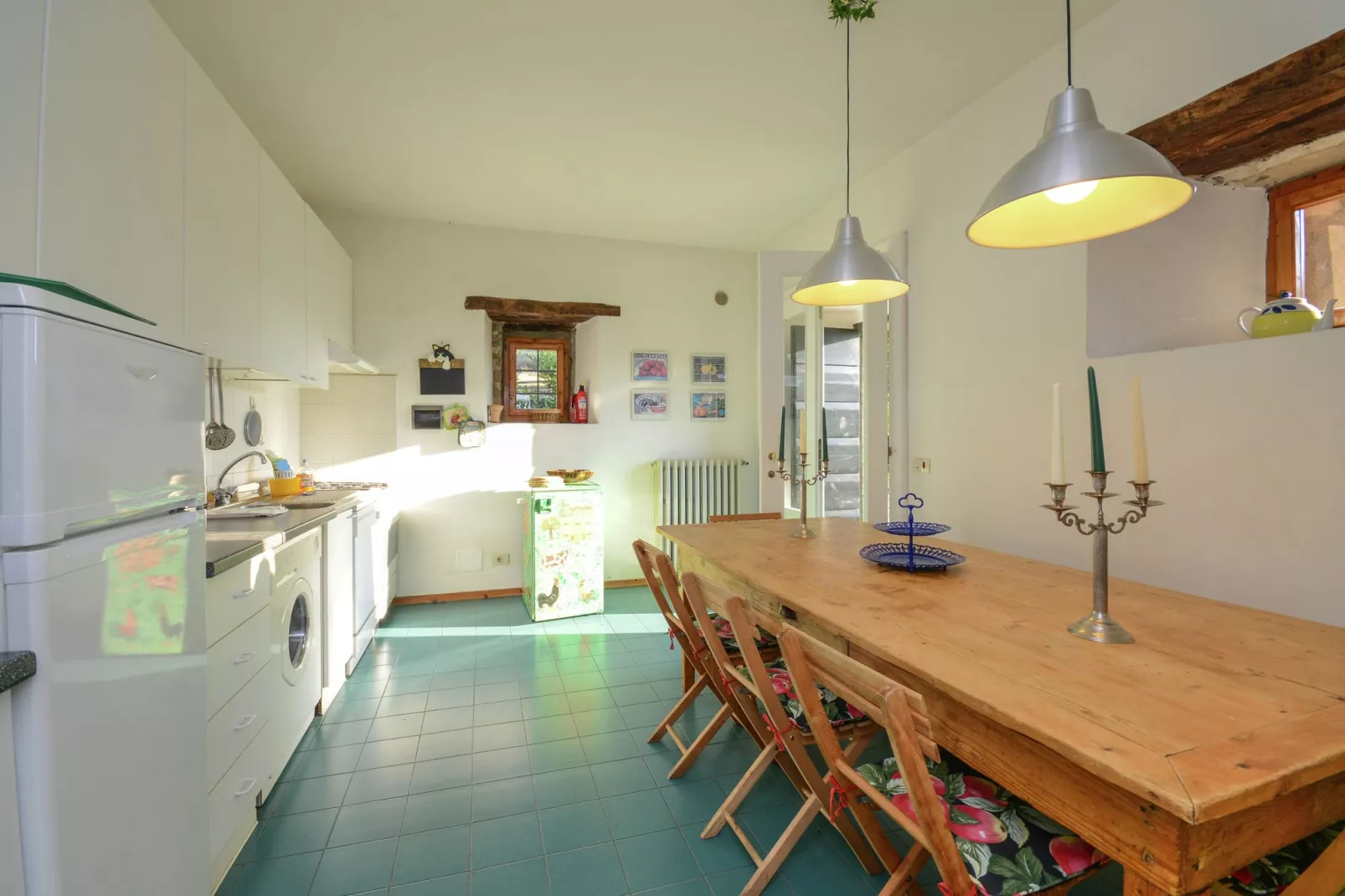 Villa-appartement met zwembad en panoramisch uitzicht over de Apennijnen-Eetkamer