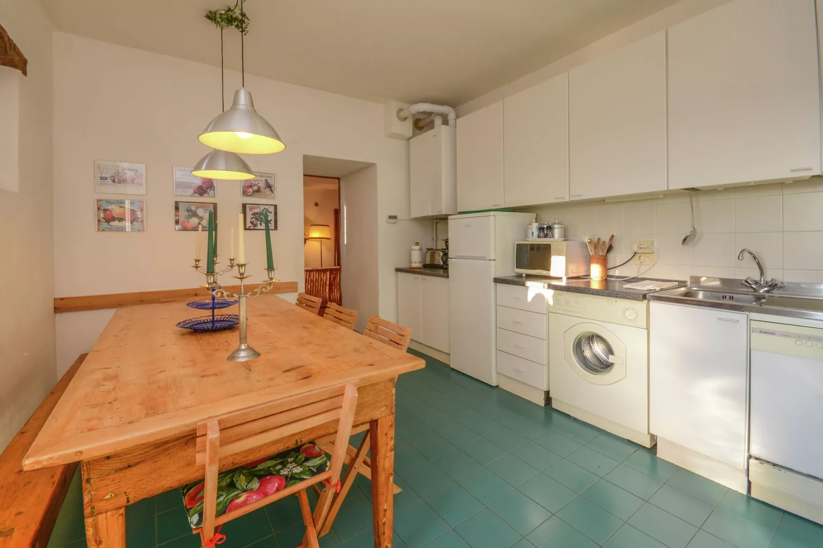 Villa-appartement met zwembad en panoramisch uitzicht over de Apennijnen-Keuken