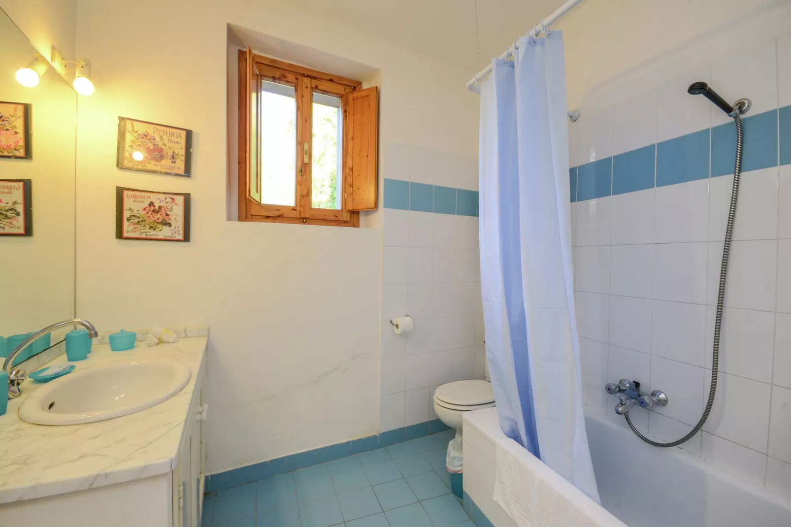 Villa-appartement met zwembad en panoramisch uitzicht over de Apennijnen-Badkamer