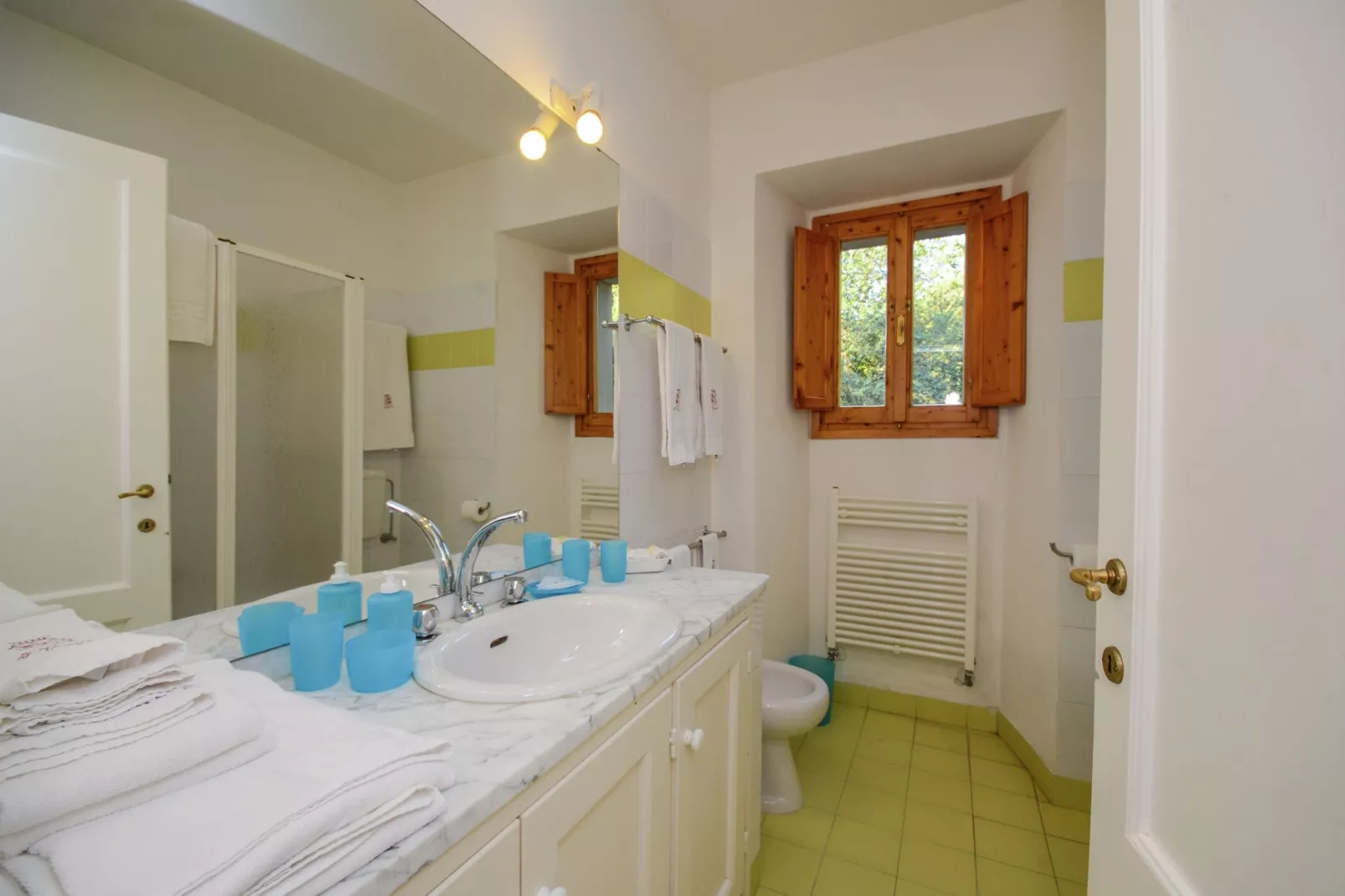 Villa-appartement met zwembad en panoramisch uitzicht over de Apennijnen-Badkamer