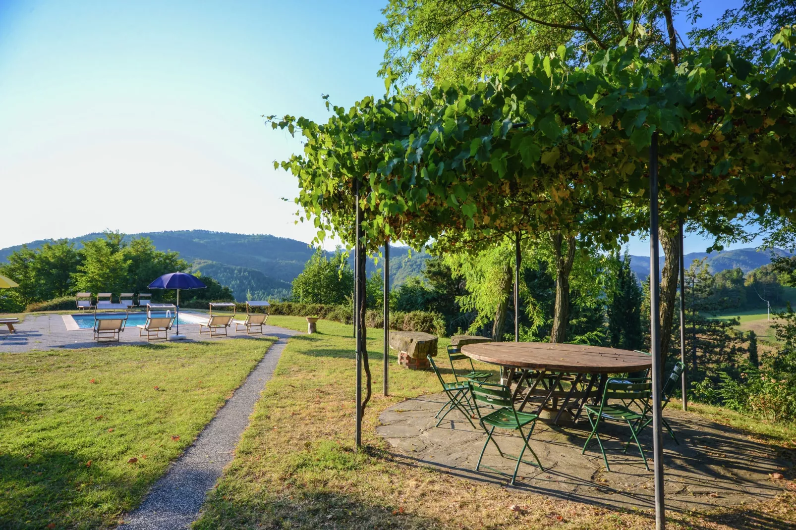 Villa-appartement met zwembad en panoramisch uitzicht over de Apennijnen-Tuinen zomer