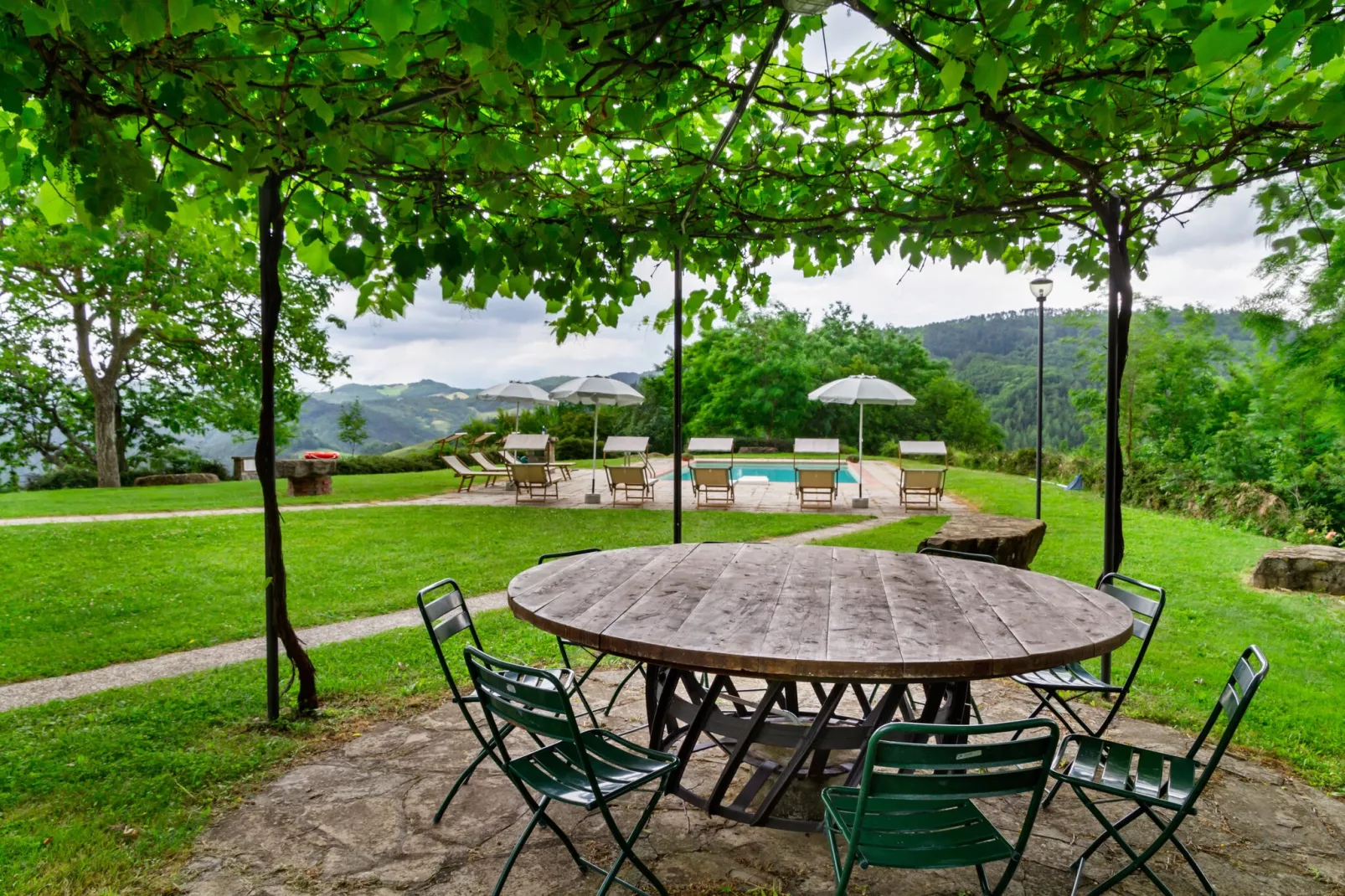 Prachtige villa in Toscane met een adembenemend uitzicht-Tuinen zomer