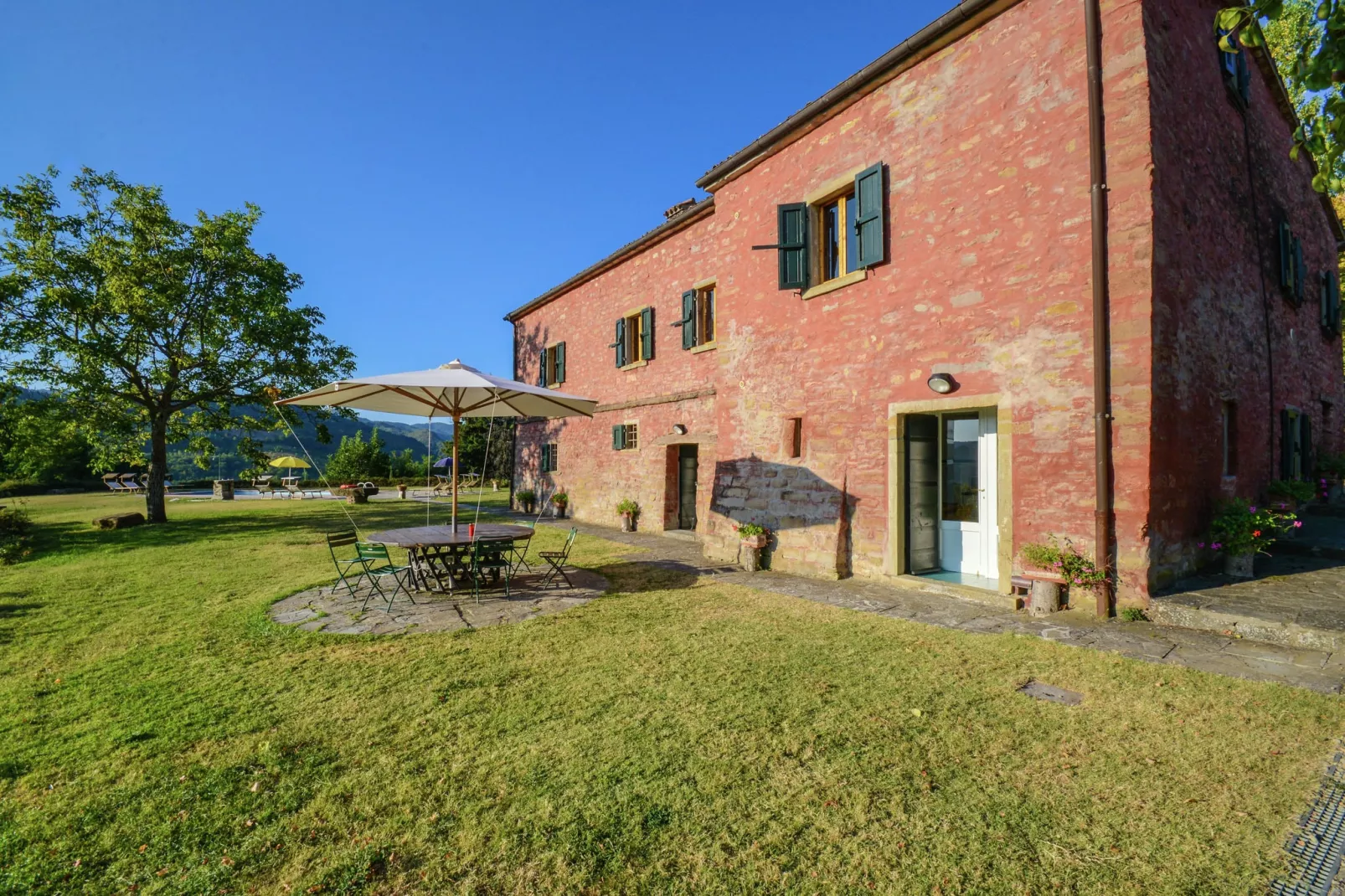 Prachtige villa in Toscane met een adembenemend uitzicht-Buitenkant zomer