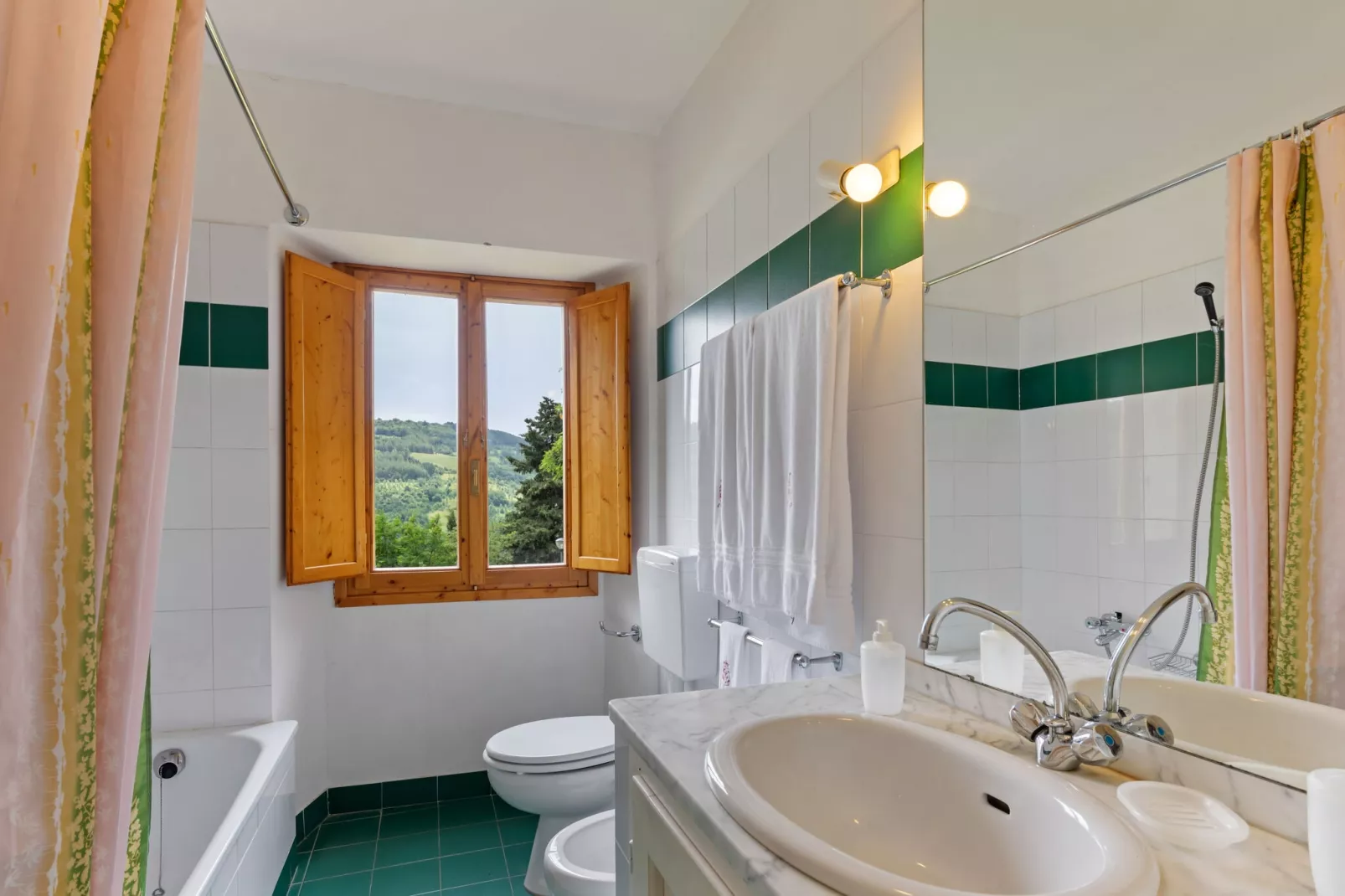 Prachtige villa in Toscane met een adembenemend uitzicht-Badkamer