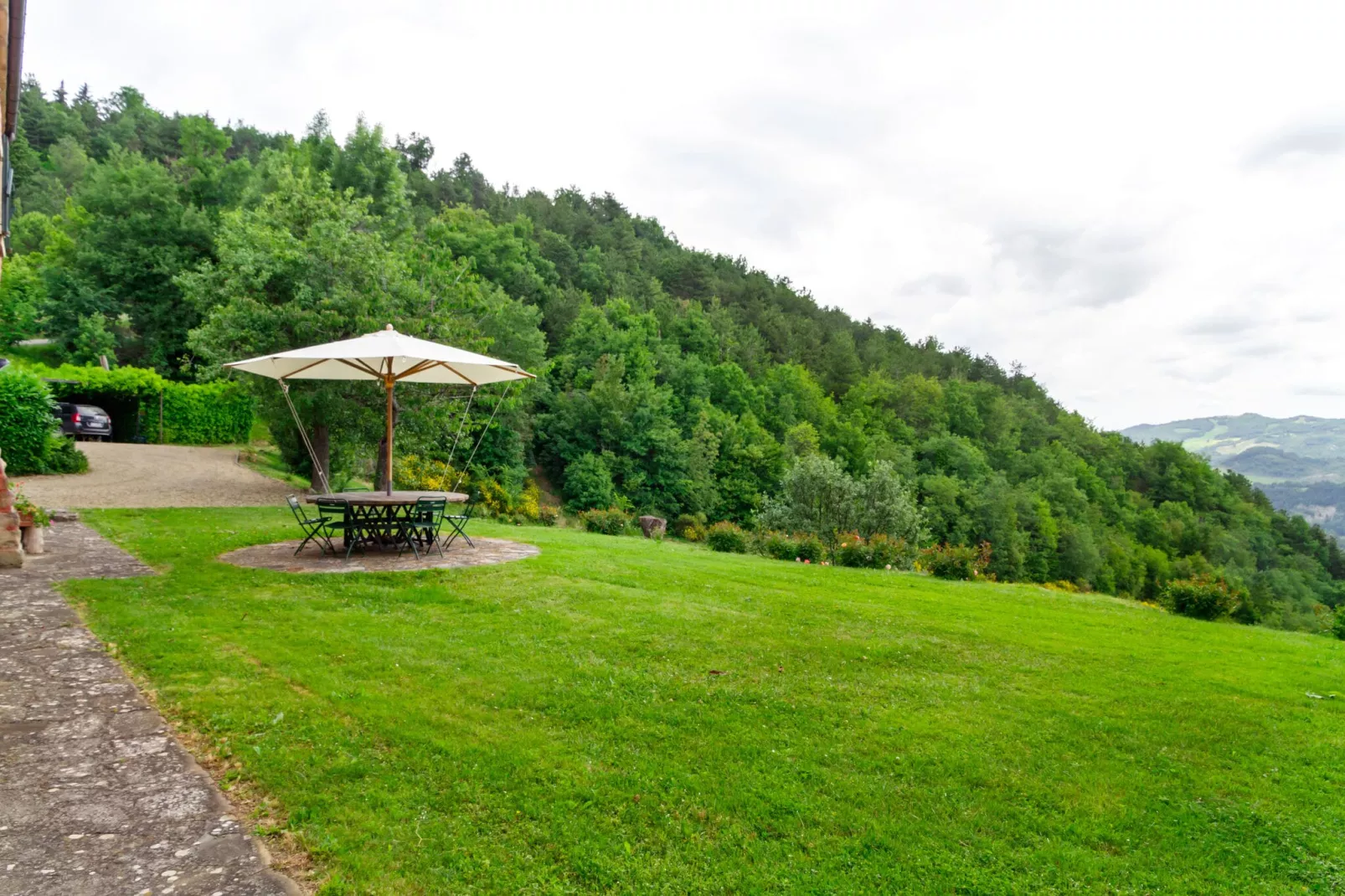 Prachtige villa in Toscane met een adembenemend uitzicht-Tuinen zomer