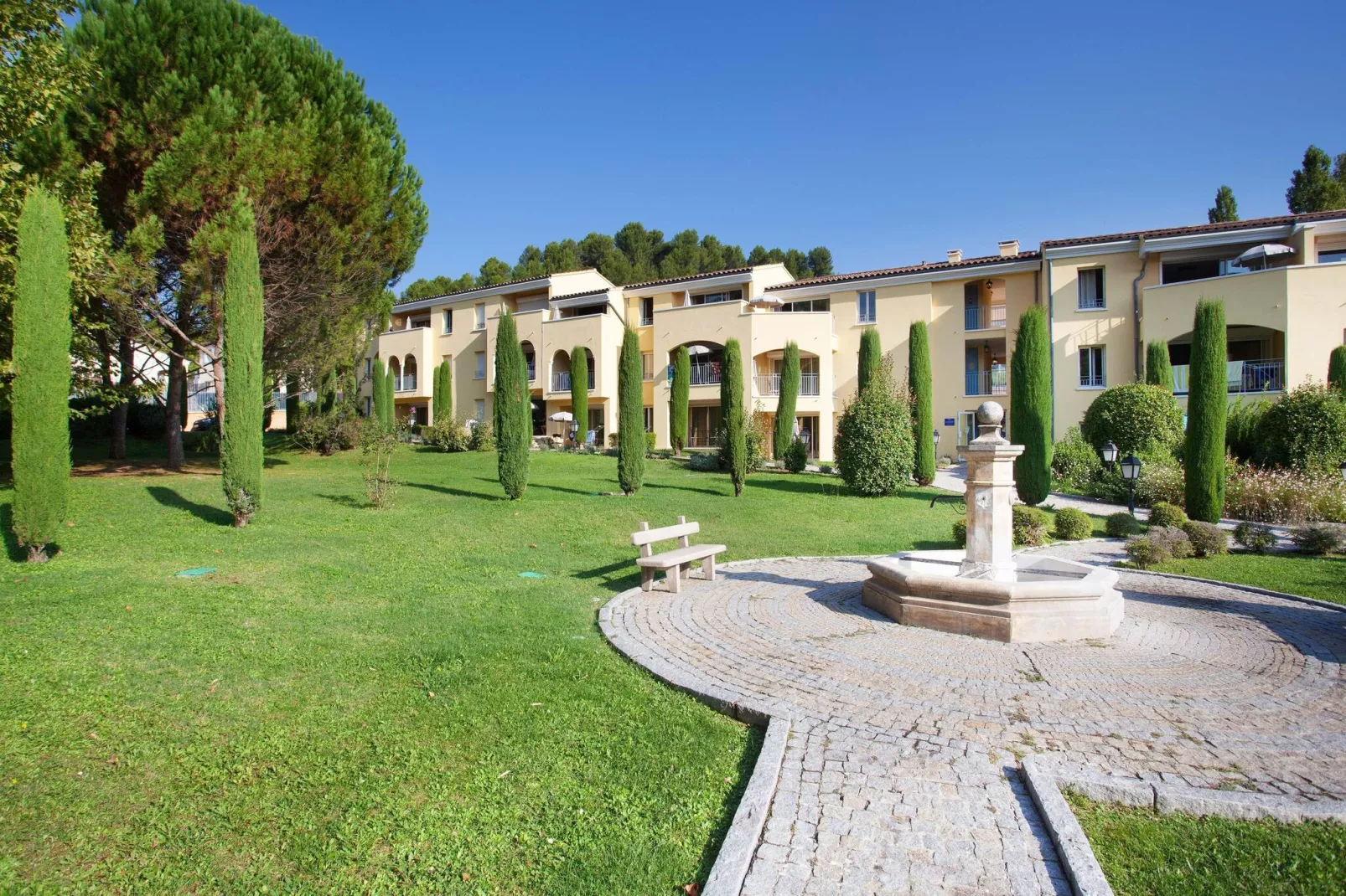 	 Résidence La Licorne de Haute-Provence 1-Tuinen zomer